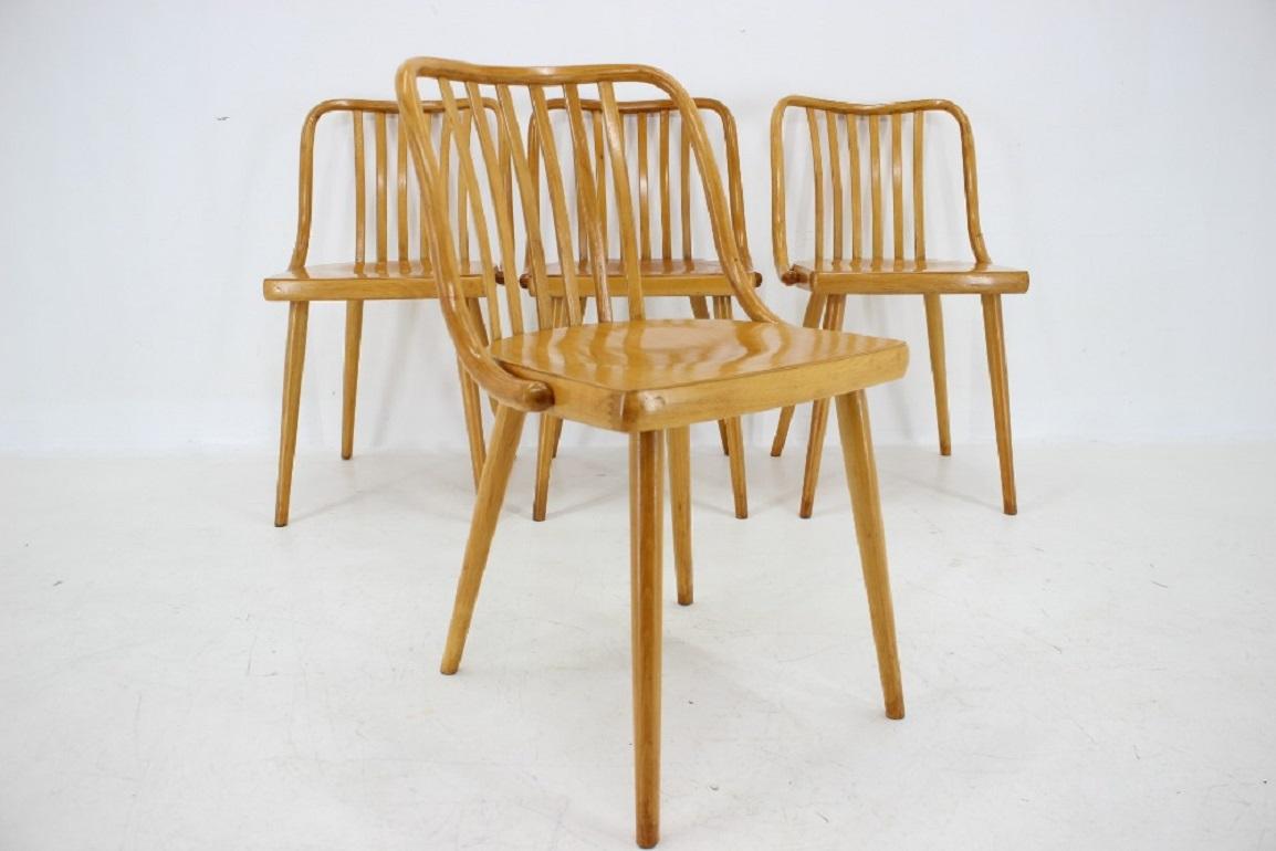 Milieu du XXe siècle Antonin Suman ensemble de quatre chaises de salle à manger en hêtre des années 1960, Tchécoslovaquie en vente
