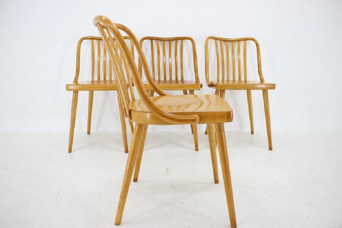 Hêtre Antonin Suman ensemble de quatre chaises de salle à manger en hêtre des années 1960, Tchécoslovaquie en vente