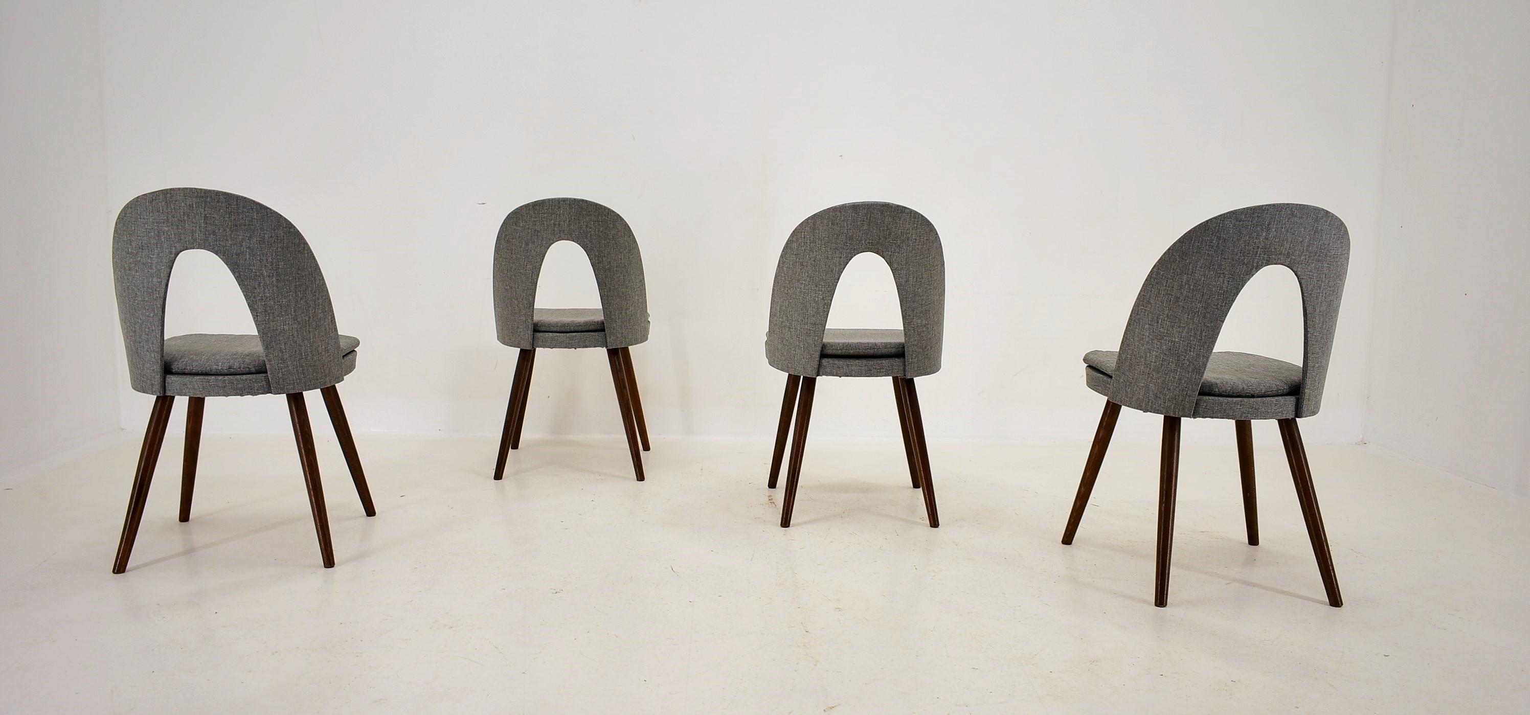 Tissu Ensemble de quatre chaises de salle à manger Antonin Suman des années 1960, Tchécoslovaquie en vente