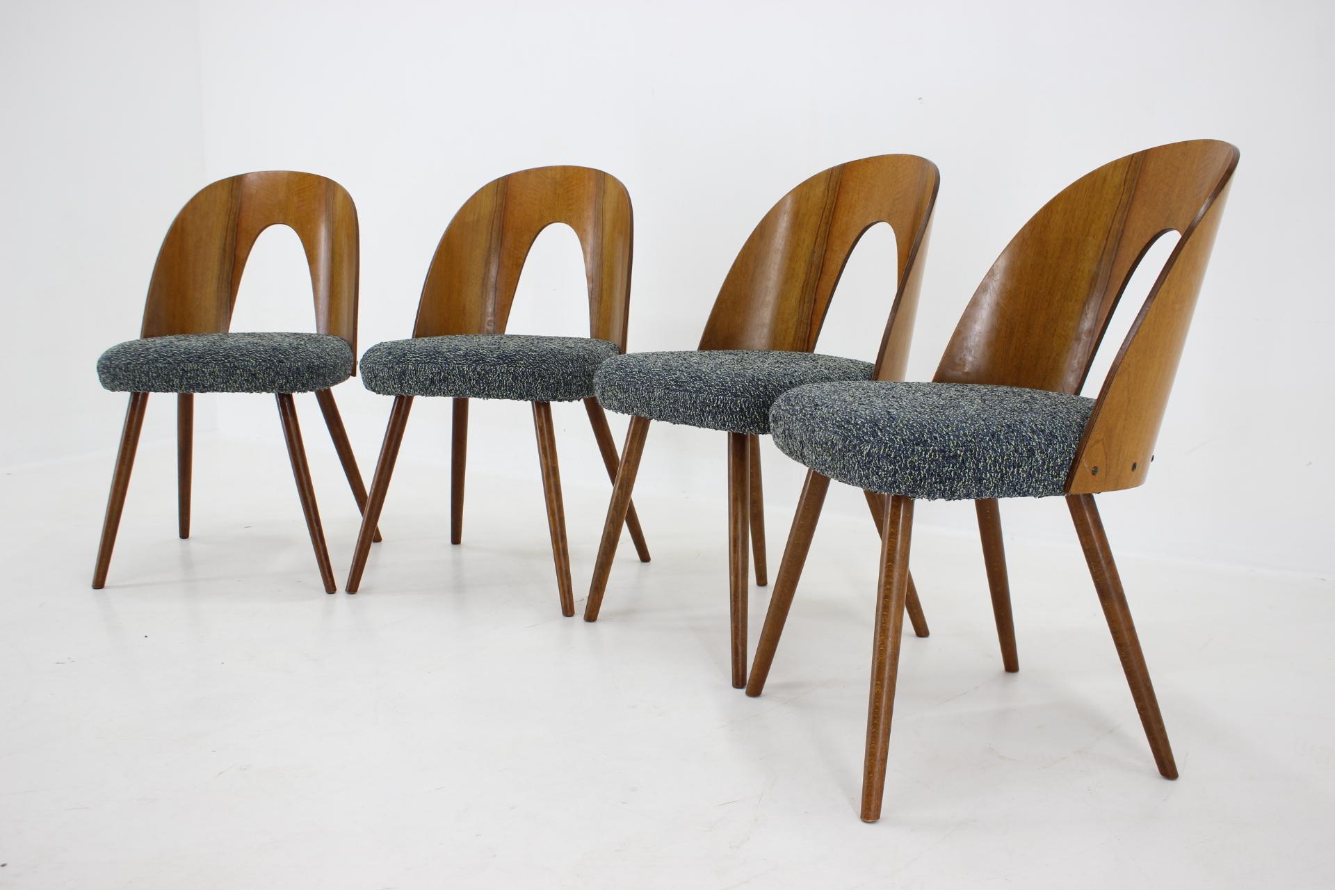 Tchèque Antonin Suman - Ensemble de quatre chaises de salle  manger en noyer des annes 1960, Tchcoslovaquie en vente