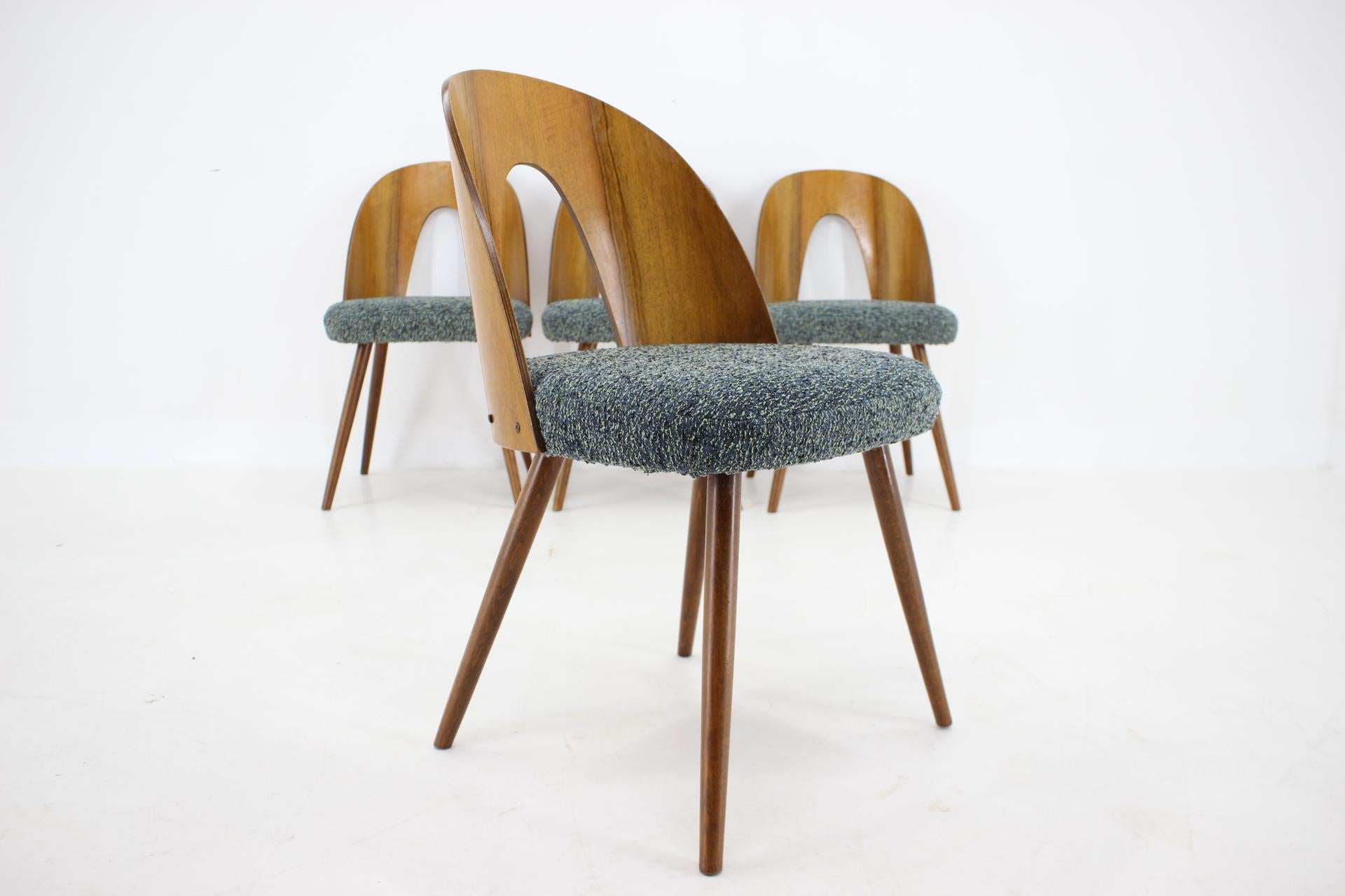Tissu Antonin Suman - Ensemble de quatre chaises de salle  manger en noyer des annes 1960, Tchcoslovaquie en vente
