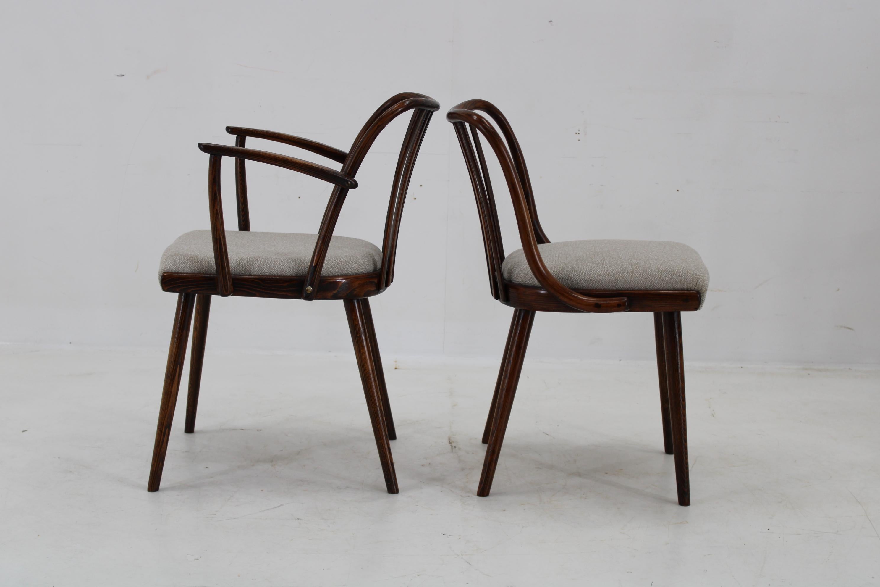 Metà XX secolo Set di sei sedie da pranzo in Beeche di Antonin Suman del 1960, restaurate in vendita