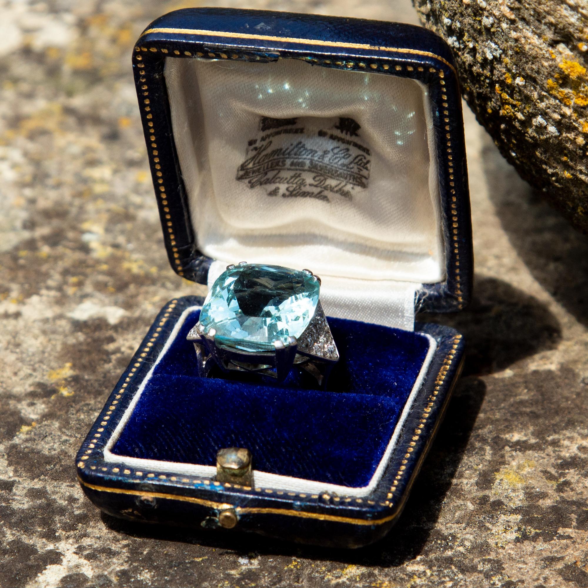 1960er Jahre Ring mit Aquamarin und Diamant aus 18 Karat Weißgold im Zustand „Gut“ in Chipping Campden, GB