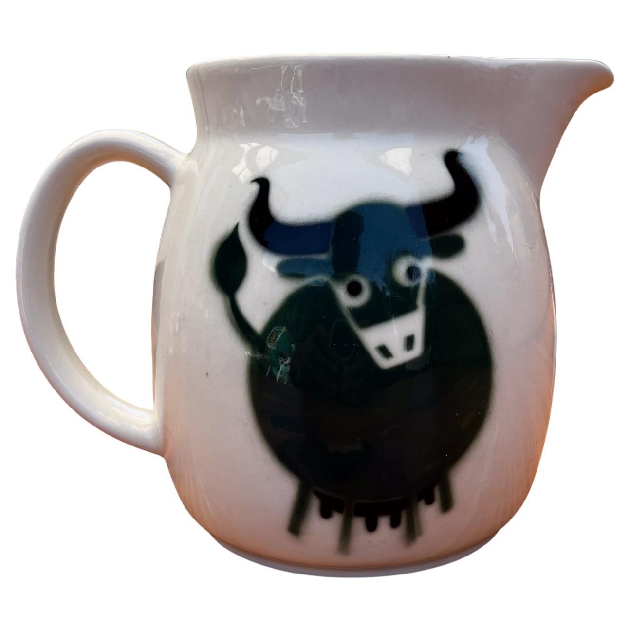 1960er Kaj Franck Arabia, glasierter Milchkrug mit Stier aus Keramik, Finnland
