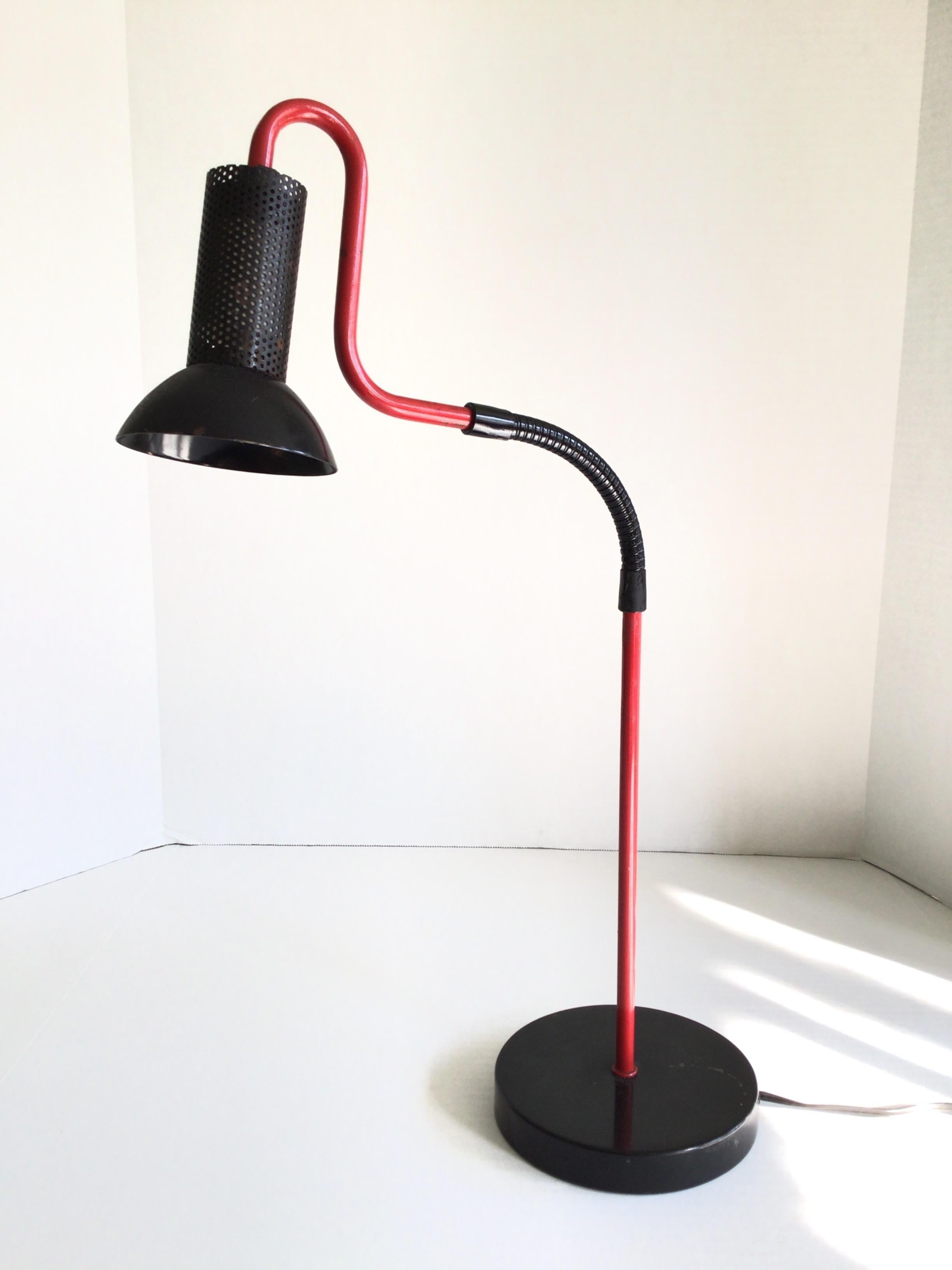Cette lampe de bureau fonctionnelle postmoderne des années 1960 a de la personnalité tout en ayant des lignes fines.
Avec la lampe pliée vers le haut (non illustrée), Hauteur : 23