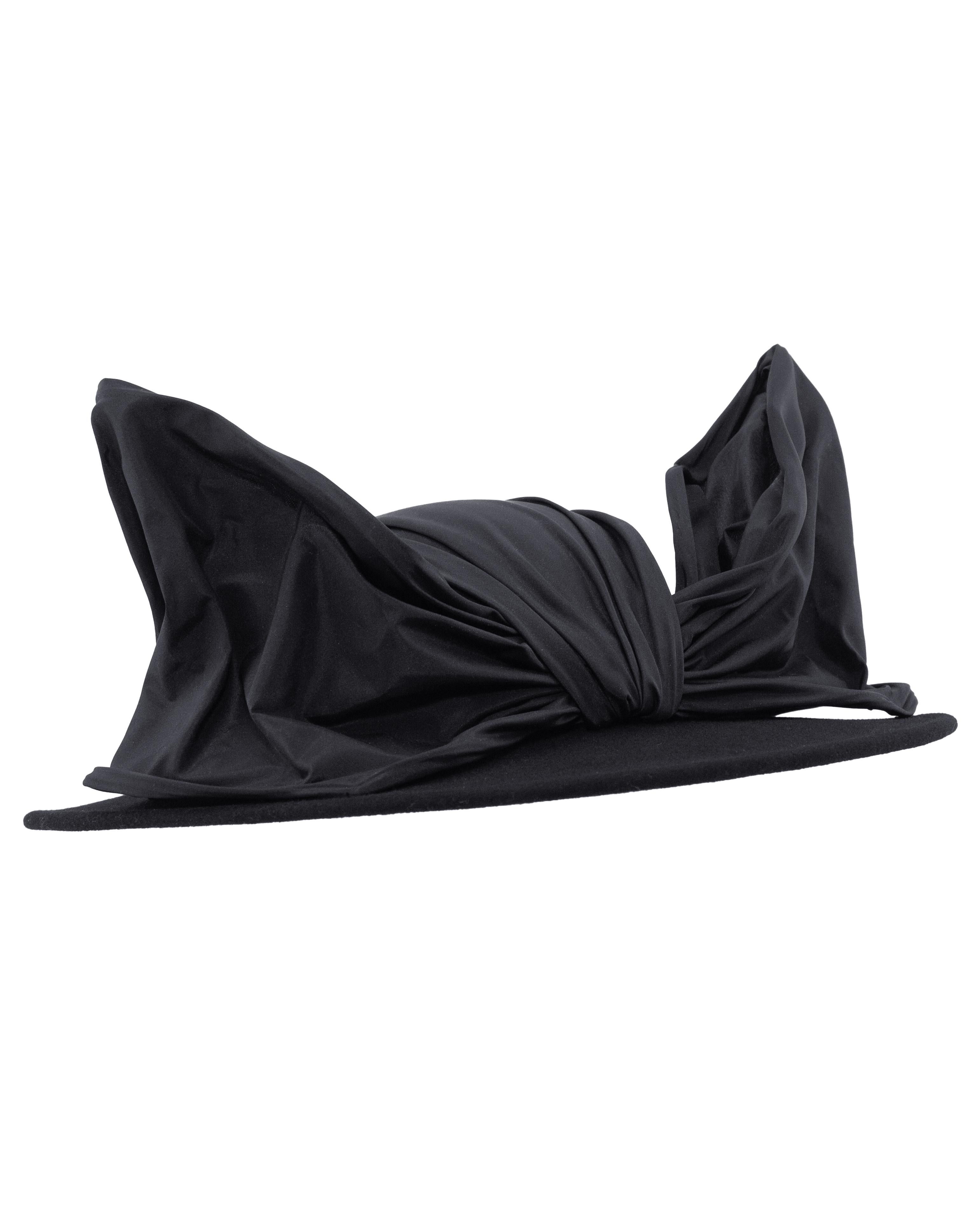 Nero Cappello in lana nera Archie Eason del 1960 con fiocco scultoreo in vendita