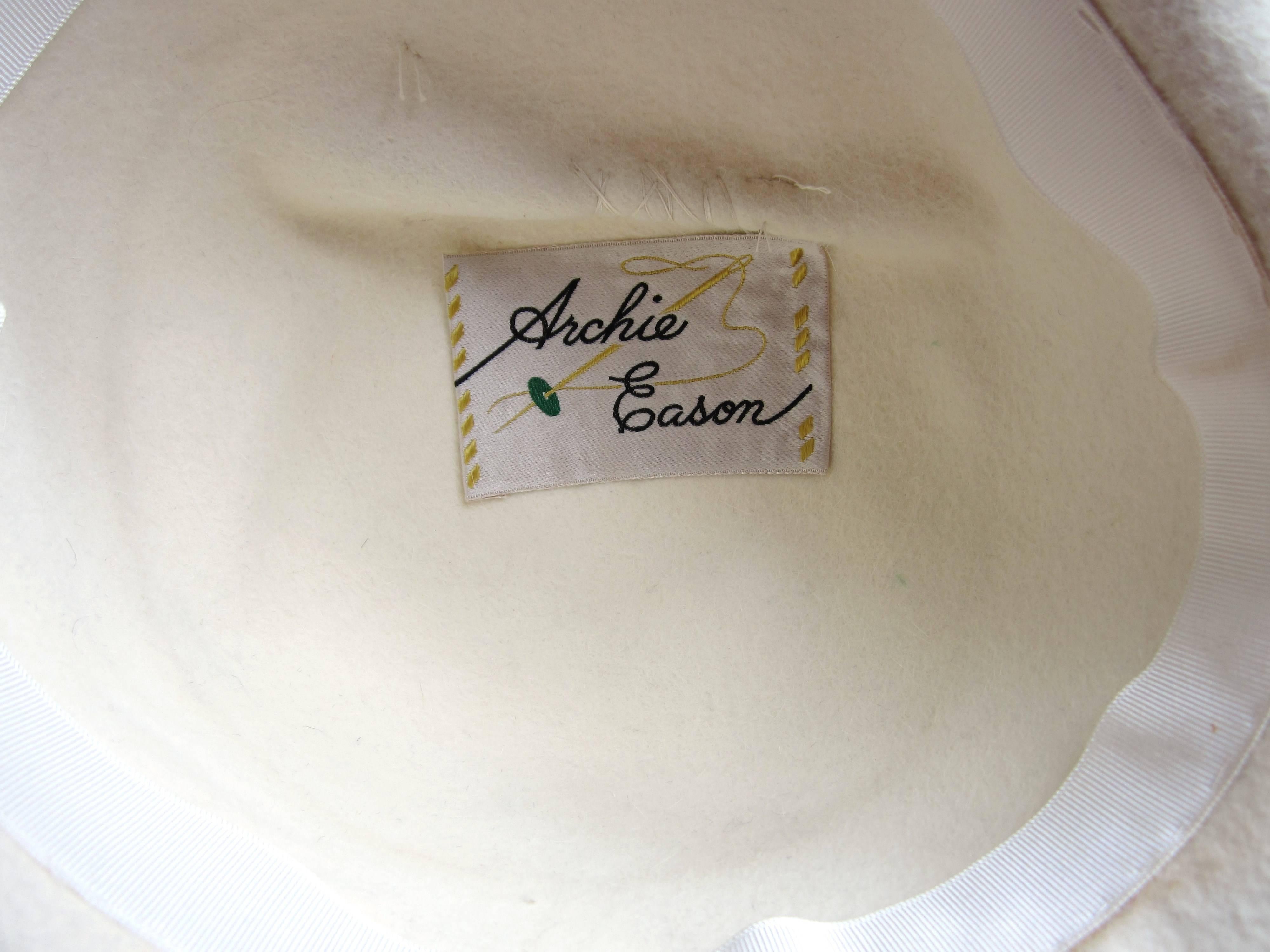  1960s Archie Eason Cream Feathered Oversized Fedora Hat - Vintage  In Good Condition For Sale In Wallkill, NY