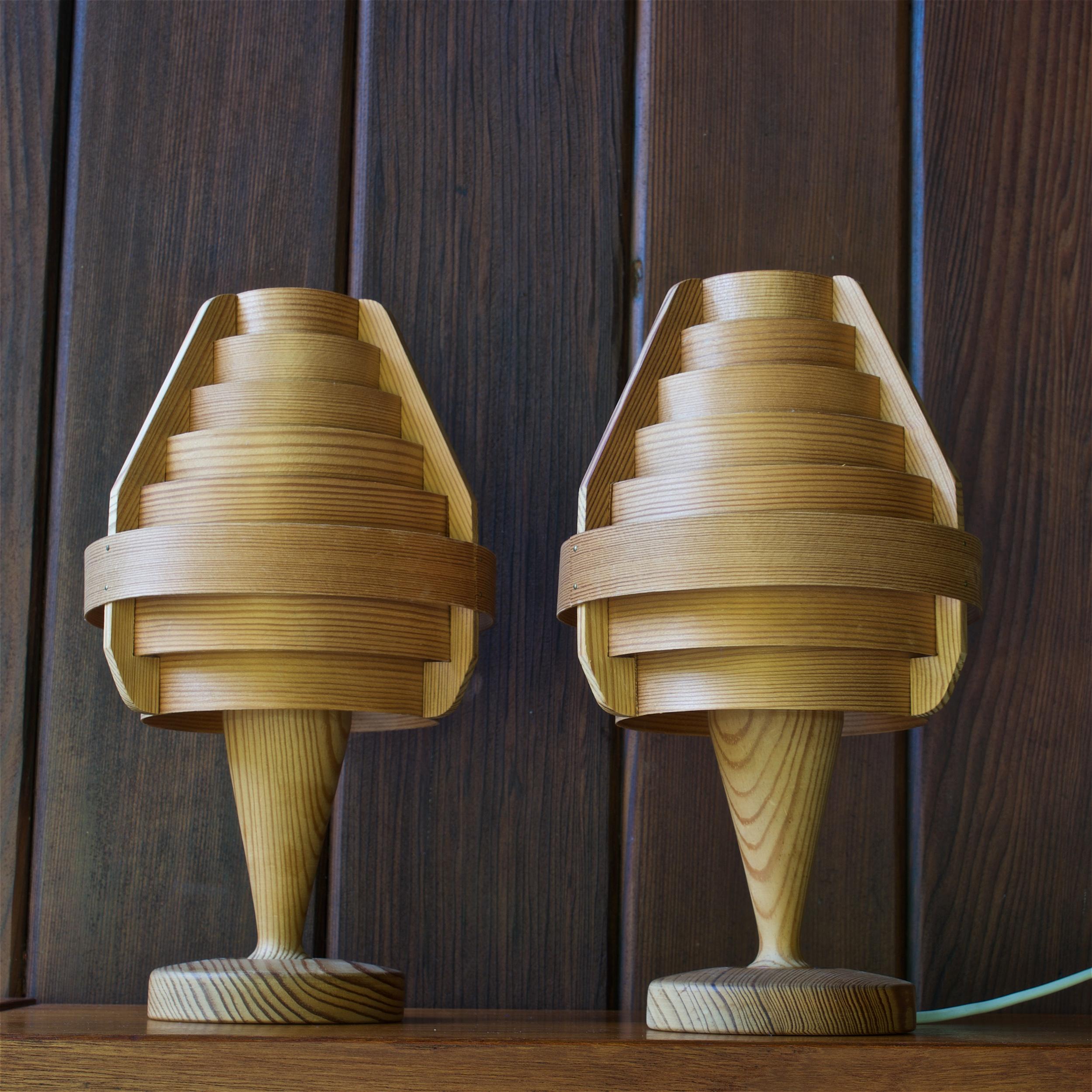 Scandinave moderne Lampes de table de chevet architecturales Jaktstuga en bois de pin, Chalet Lodge, années 1960 en vente