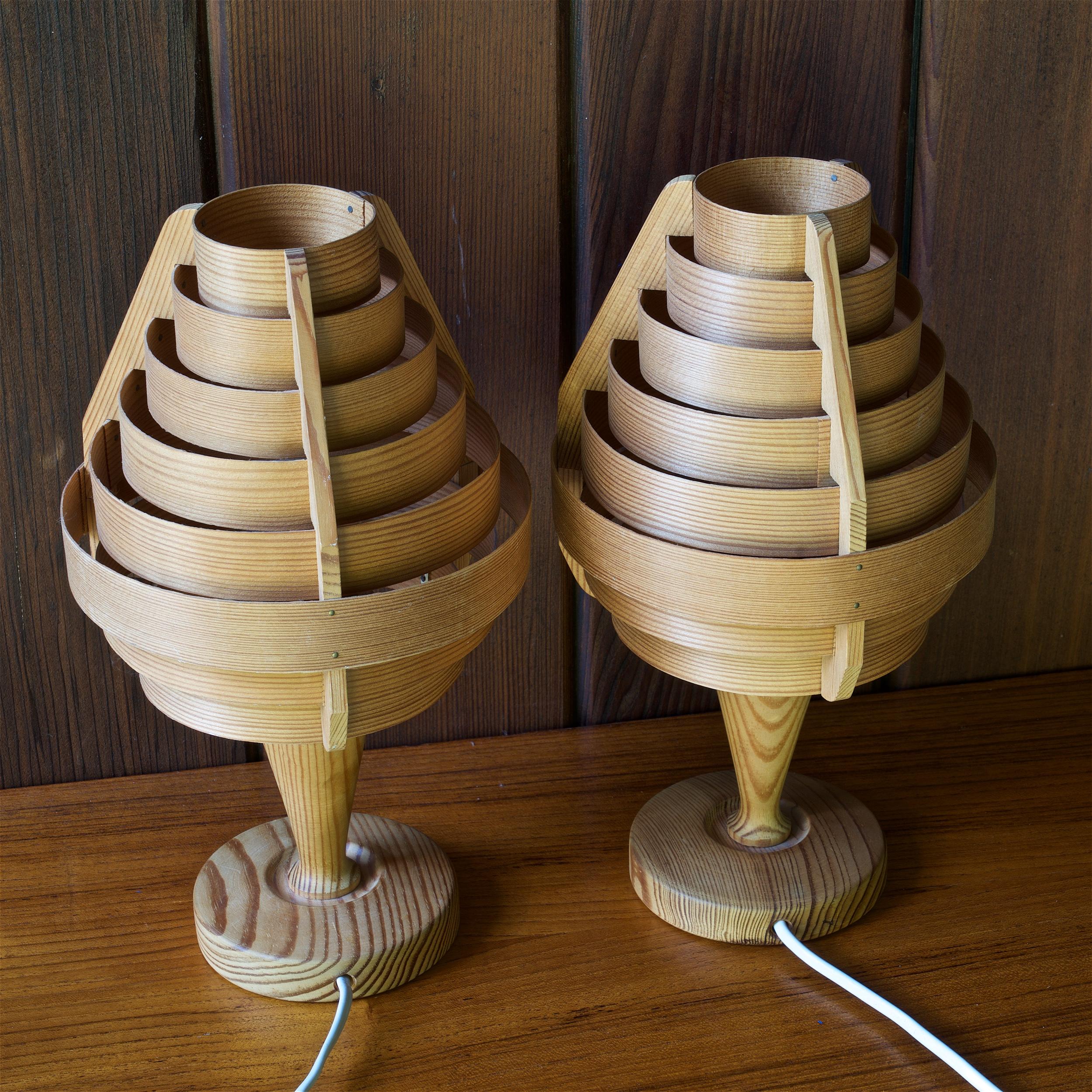 Suédois Lampes de table de chevet architecturales Jaktstuga en bois de pin, Chalet Lodge, années 1960 en vente