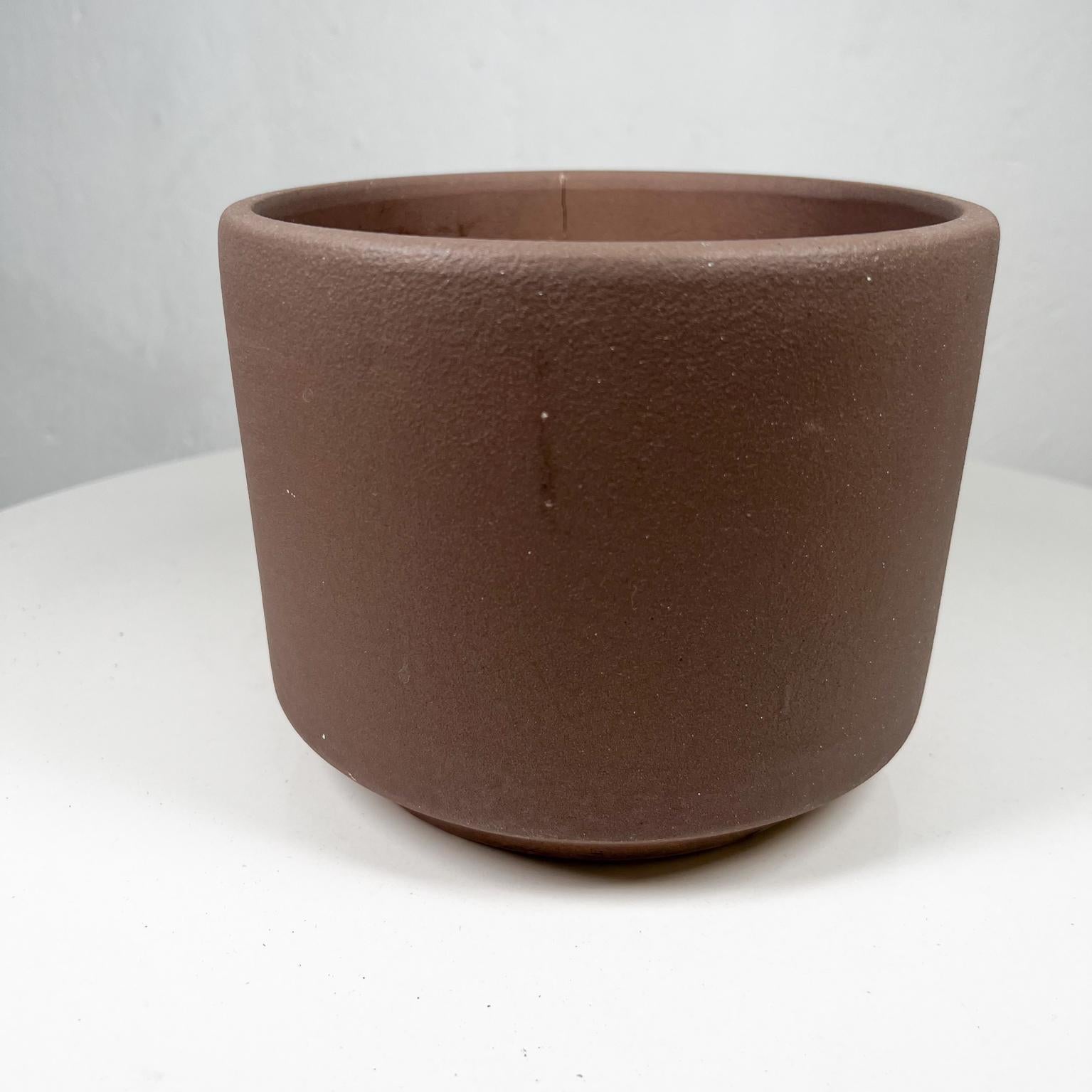 1960s Architectural Pottery Gainey Ceramics Brown Planter La Verne, Calif
Stamped Gainey
7.75 diameter x 5.75 h
Unrestored preowned vintage condition. Note wear visible.
Refer to all images for condition.