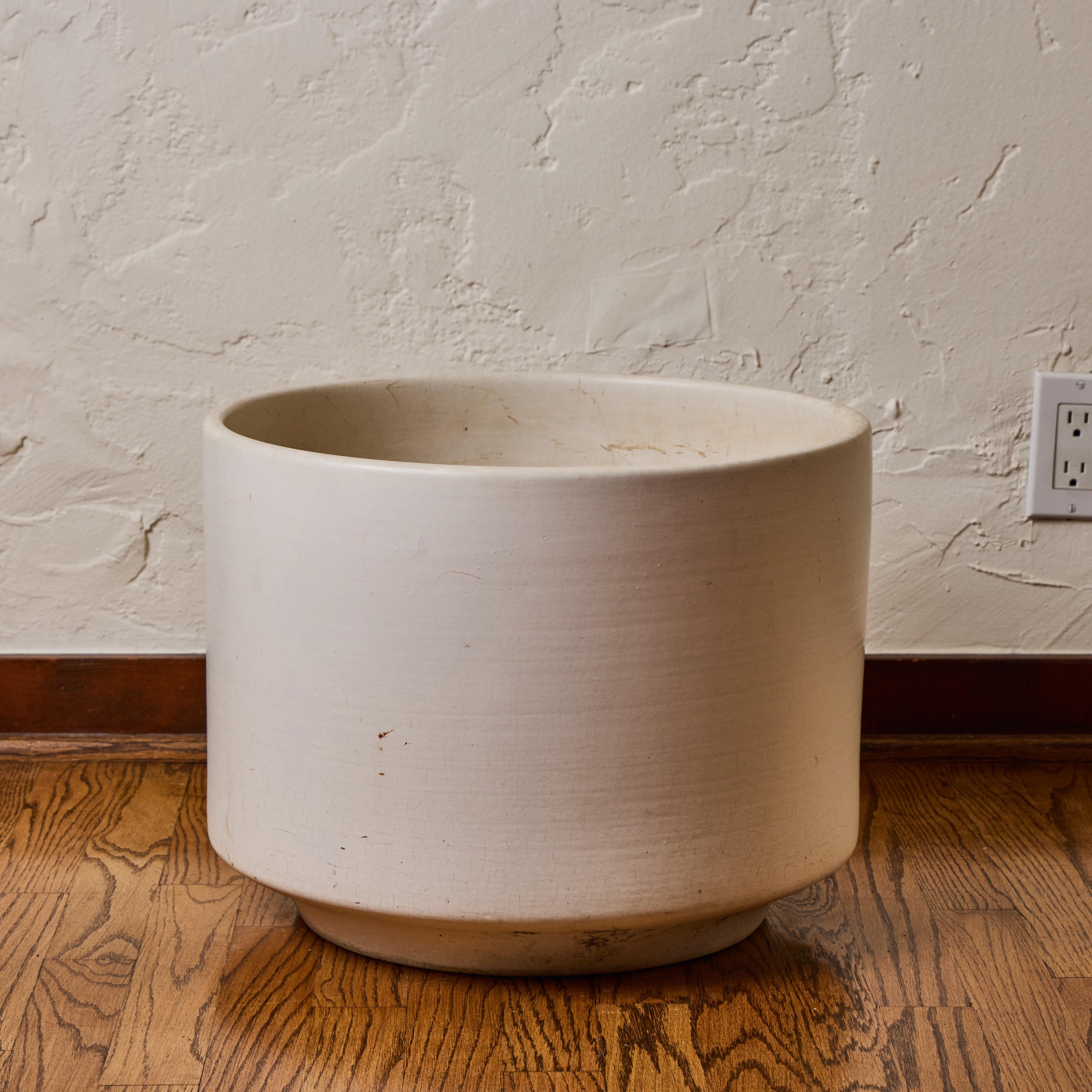 1960s Architectural Pottery White Ceramic Planter Attributed to Lagardo Tackett In Good Condition For Sale In Glendale, CA