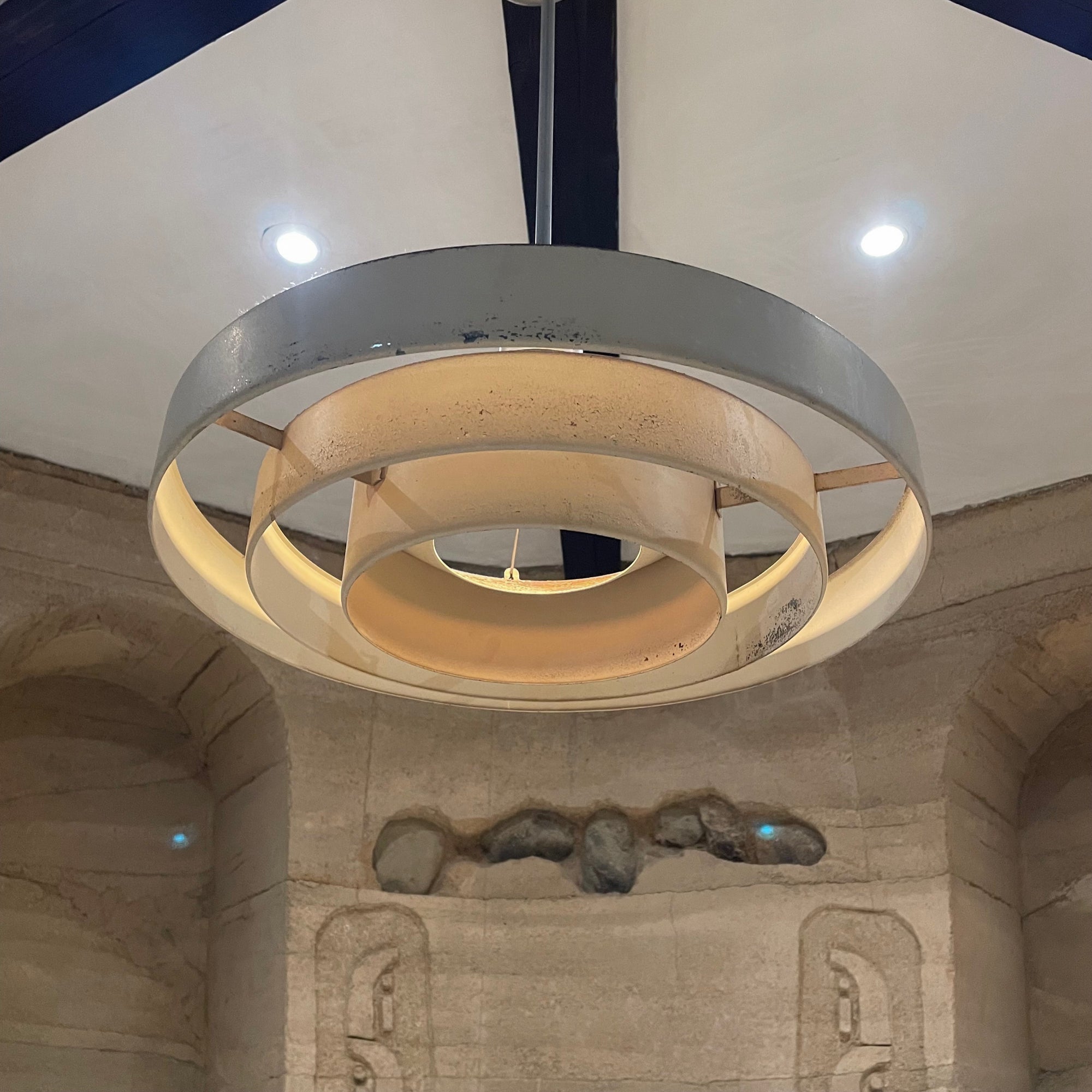 Espiral Arquitectónica Cohete Lámpara Colgante Iluminación  (tres disponibles pregunta a AMBIANIC) Años 60
Sin marcar atribuido Smoot Holman Company Inglewood, California
Según el estilo de Poul Henningsen para Louis Poulsen
La pantalla de aluminio