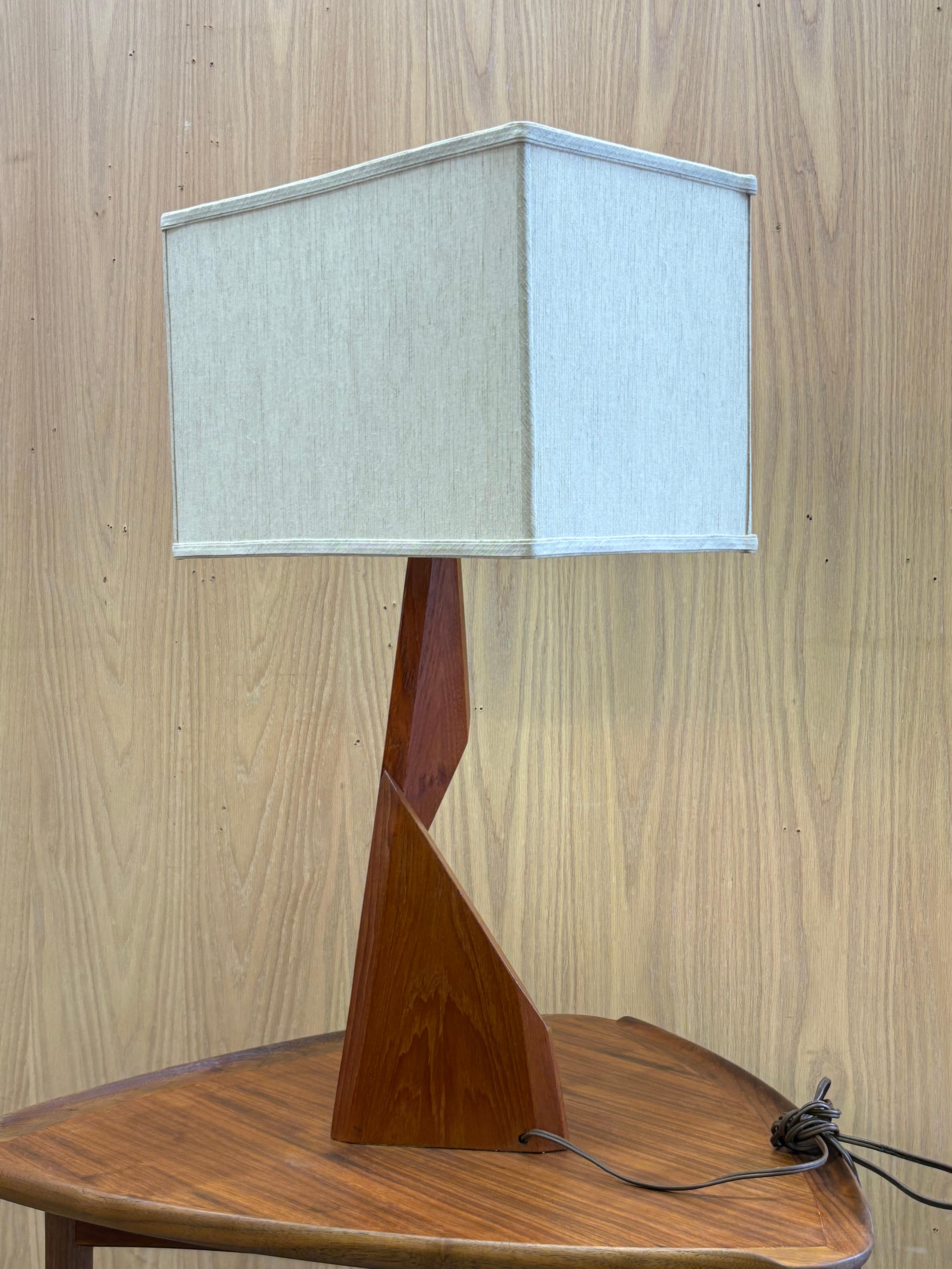 Mid-Century Modern 1960s Architectural Solid Teak Table Lamp en vente