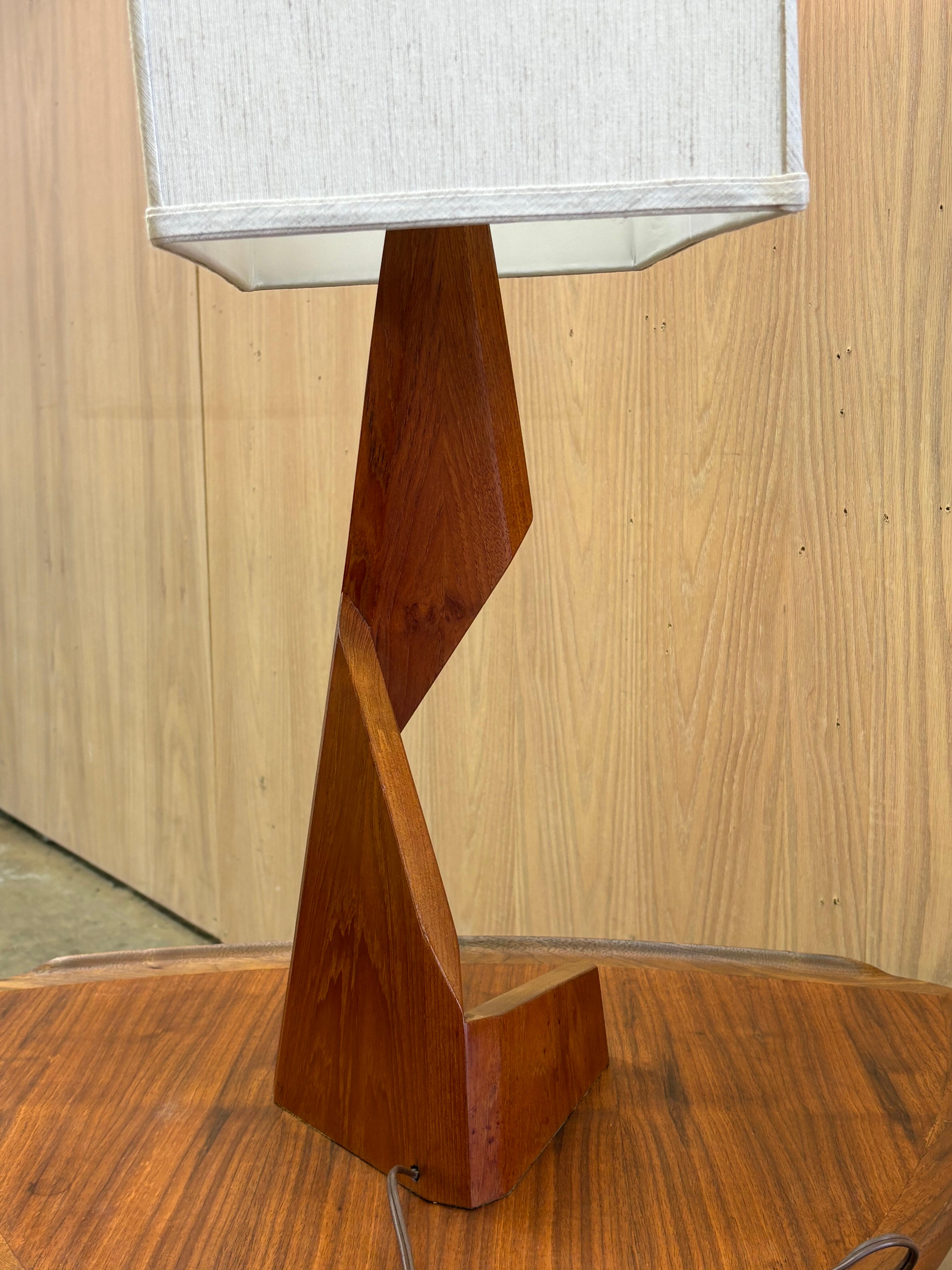 1960s Architectural Solid Teak Table Lamp Excellent état - En vente à Victoria, BC