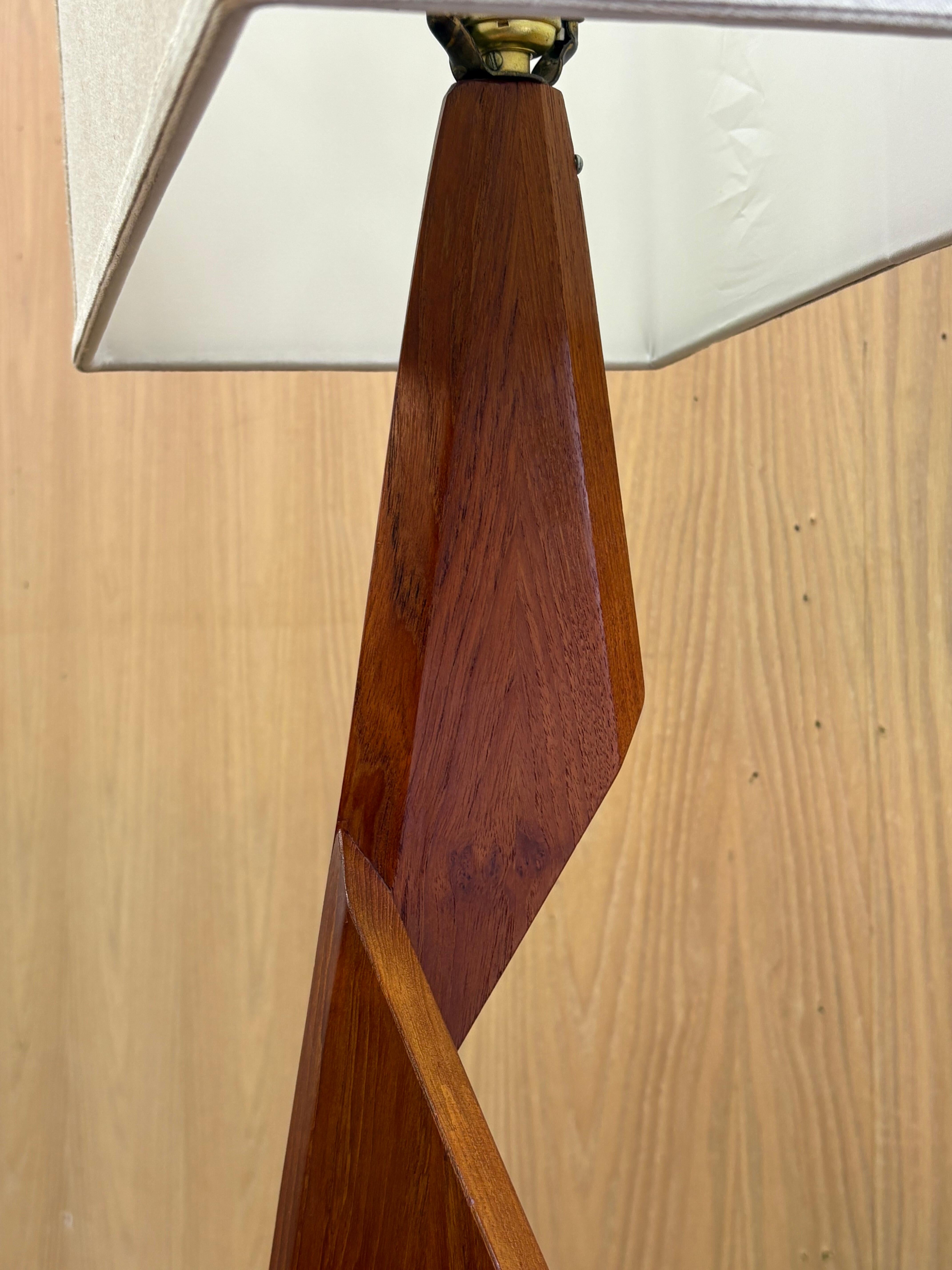 Teck 1960s Architectural Solid Teak Table Lamp en vente
