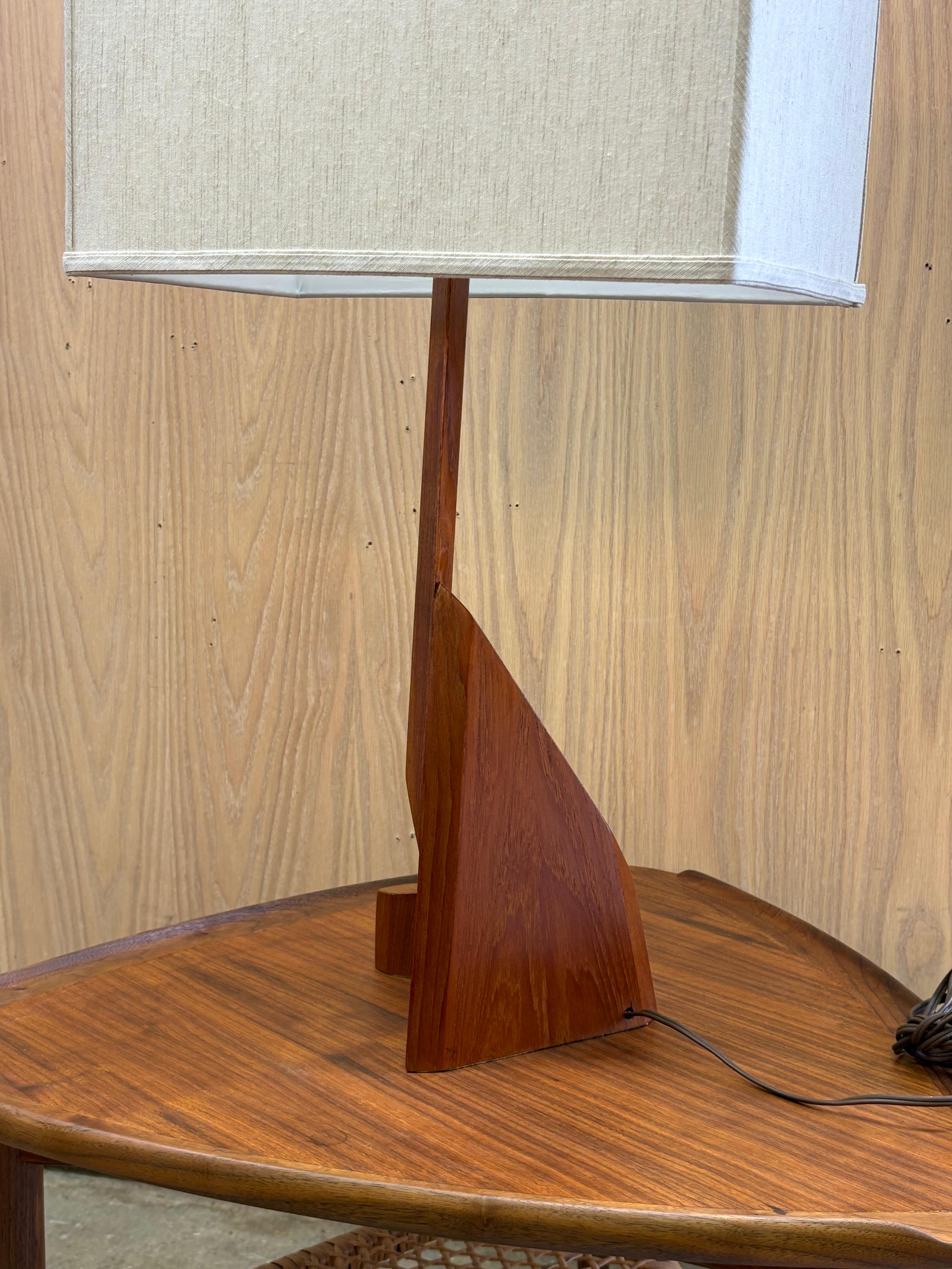 1960s Architectural Solid Teak Table Lamp en vente 1