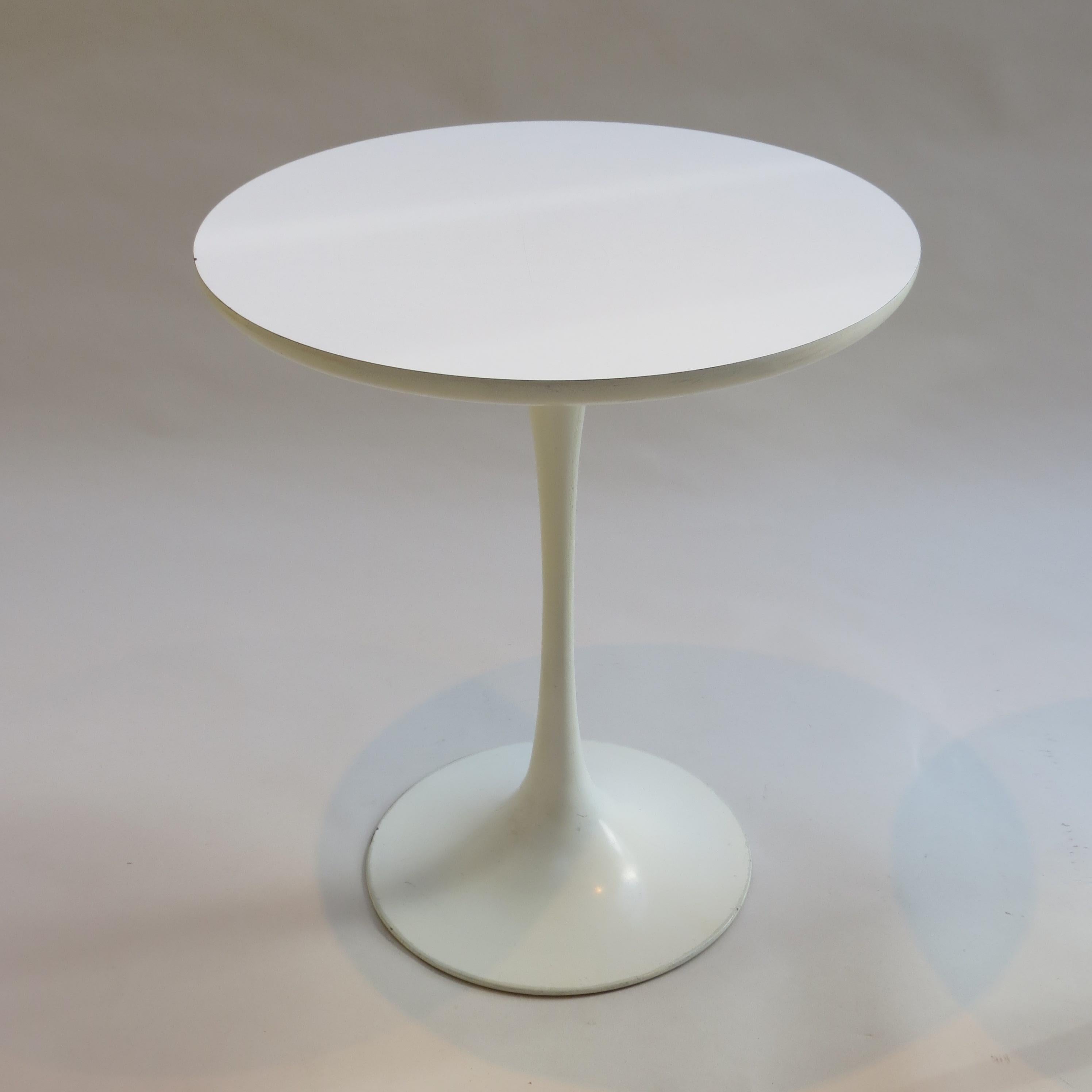 1960s Tulip side table designed by Maurice Burke for Arkana, Bath, UK.

Cast aluminium base and circular laminate top.

Some wear and chips to the base, tops in vintage condition, one small chip to the edge of one table.

Stamped to underside