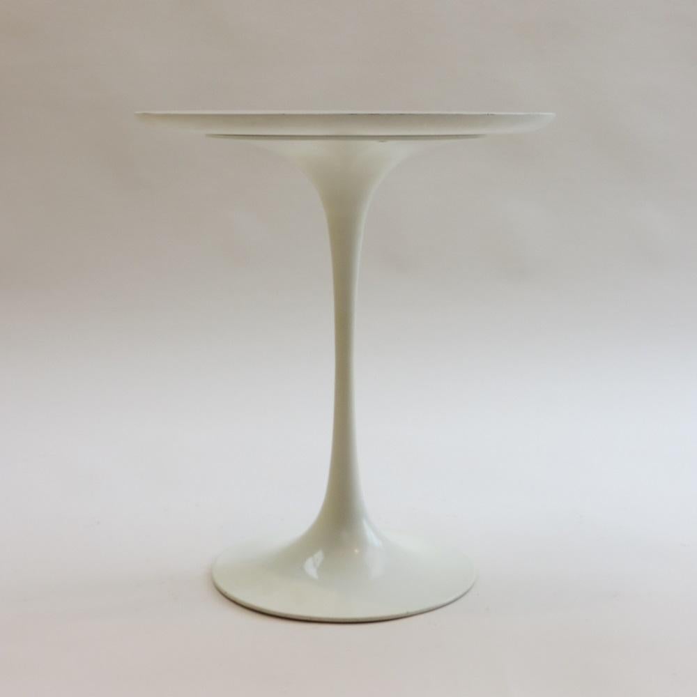 1960s Tulip side table designed by Maurice Burke for Arkana, Bath, UK.

Cast aluminium base and circular laminate top.  The base retains its original powder coated finish.

In good overall condition.  Minimal wear to the top and base.

Stamped to