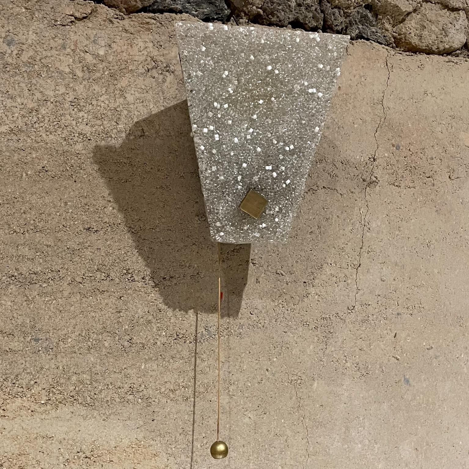 Corner wall lamp
Exquisite French style Arlus rare 90-degree corner wall sconce in textured plexiglass with brass hardware.
Metal aluminum frame painted in black & white.
No label, attributed to ARLUS 1960s France
Measures: 7.13 tall x 6 width x
