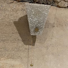 Applique d'angle française Arlus des années 1960 en plexiglas texturé et laiton