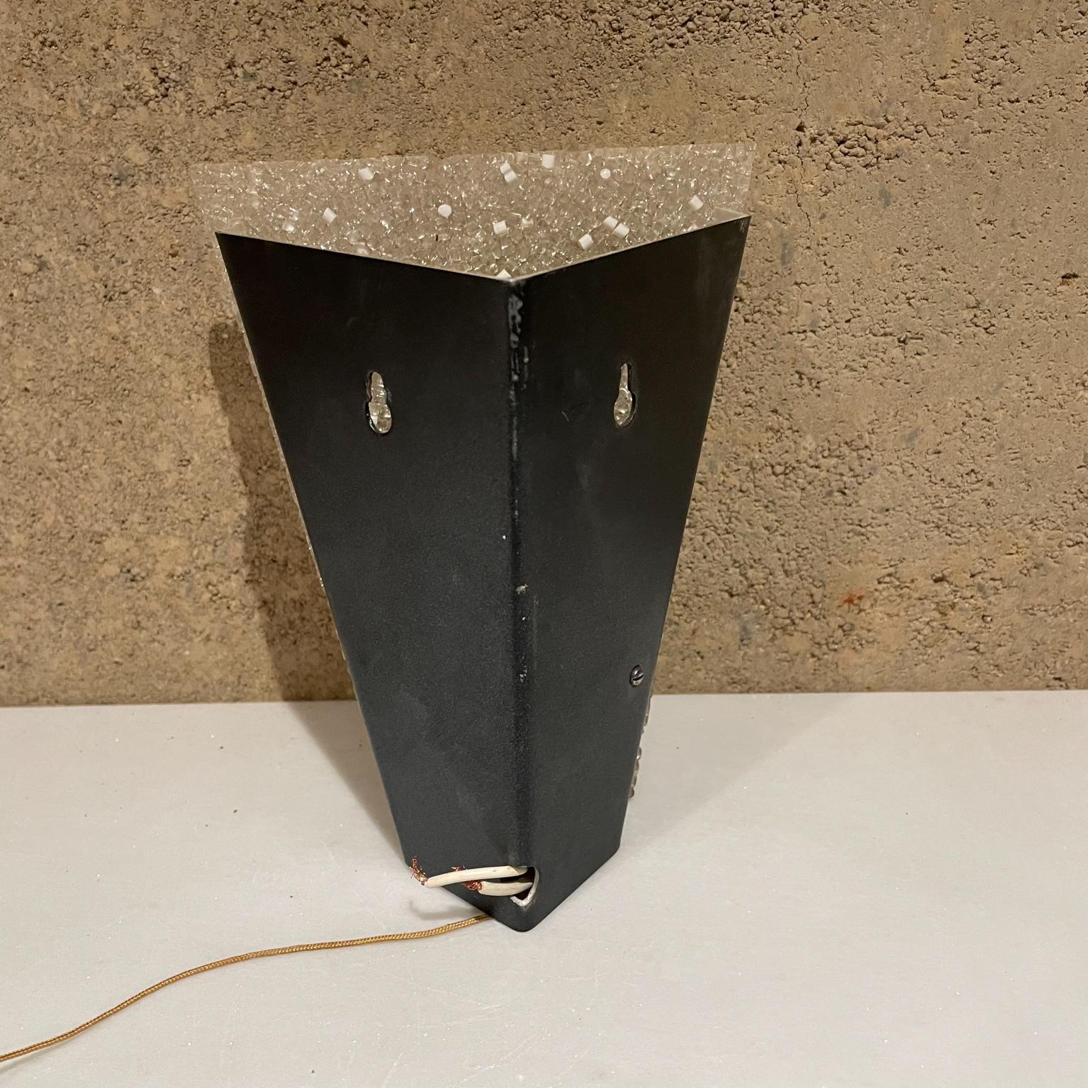Lampada da parete angolare francese Arlus del 1960 in plexiglass testurizzato e ottone in vendita 1