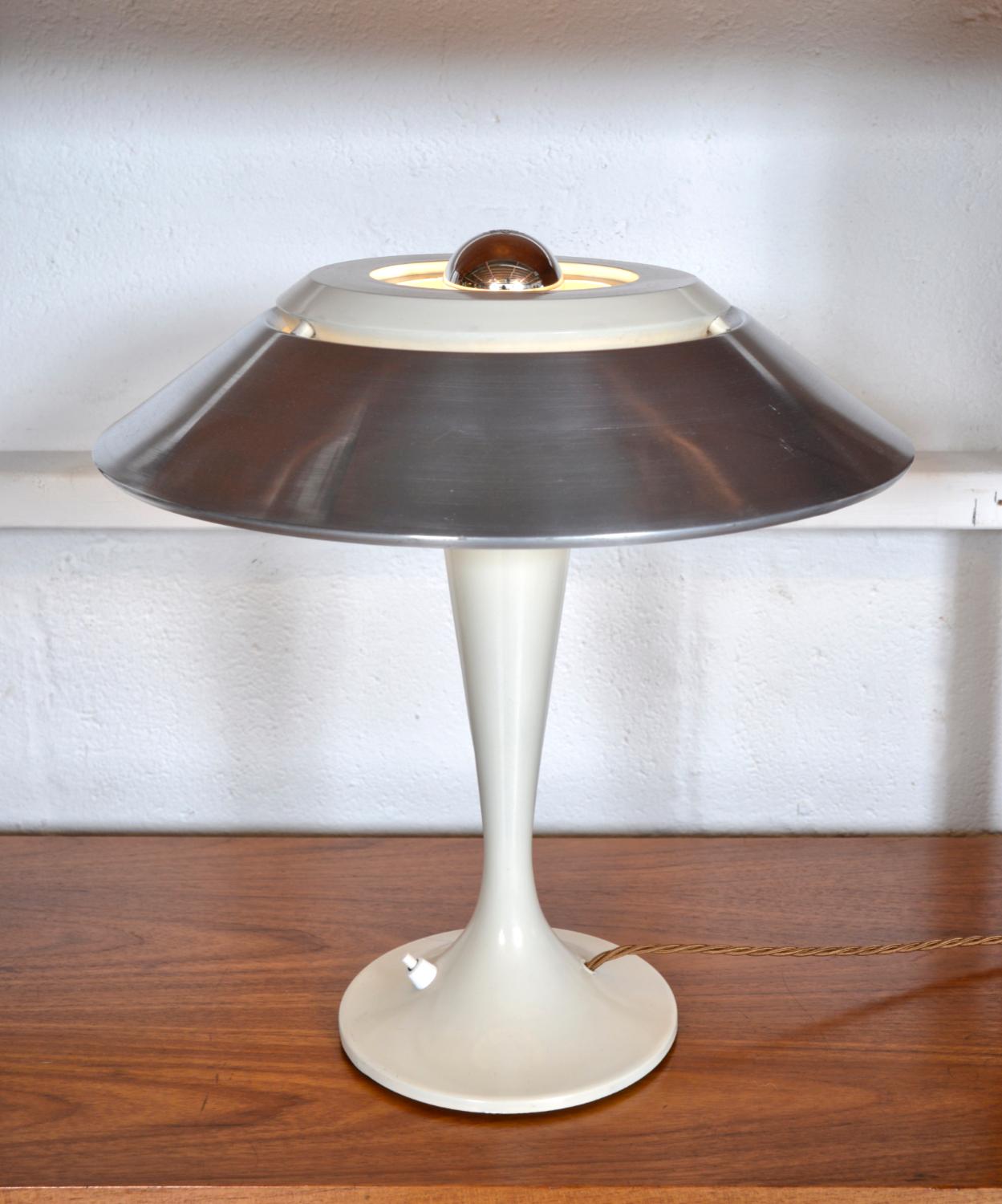 This beautiful 1960s French table lamp by Arlus has a very stylish Space Age look. Its slender conical shaft is elegantly curved and goes down to a plate foot metal base, which is white in colour, as is the finial to the top of the spun aluminium