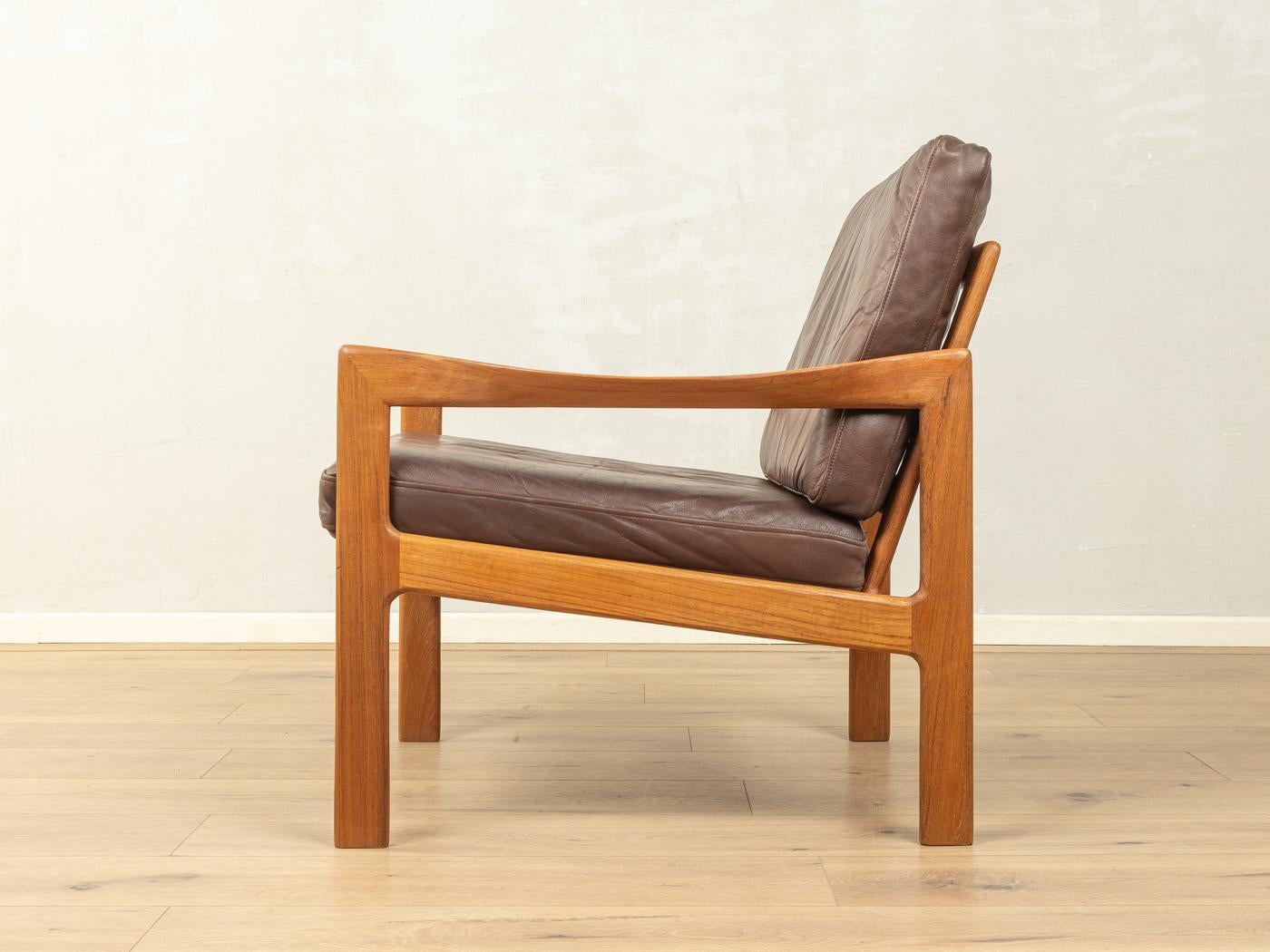 Sillón clásico de los años 1960. Estructura de alta calidad hecha de teca maciza con funda de cuero original de alta calidad en marrón.

Características de calidad:
diseño logrado: proporciones perfectas y visible atención al detalle
fabricación de