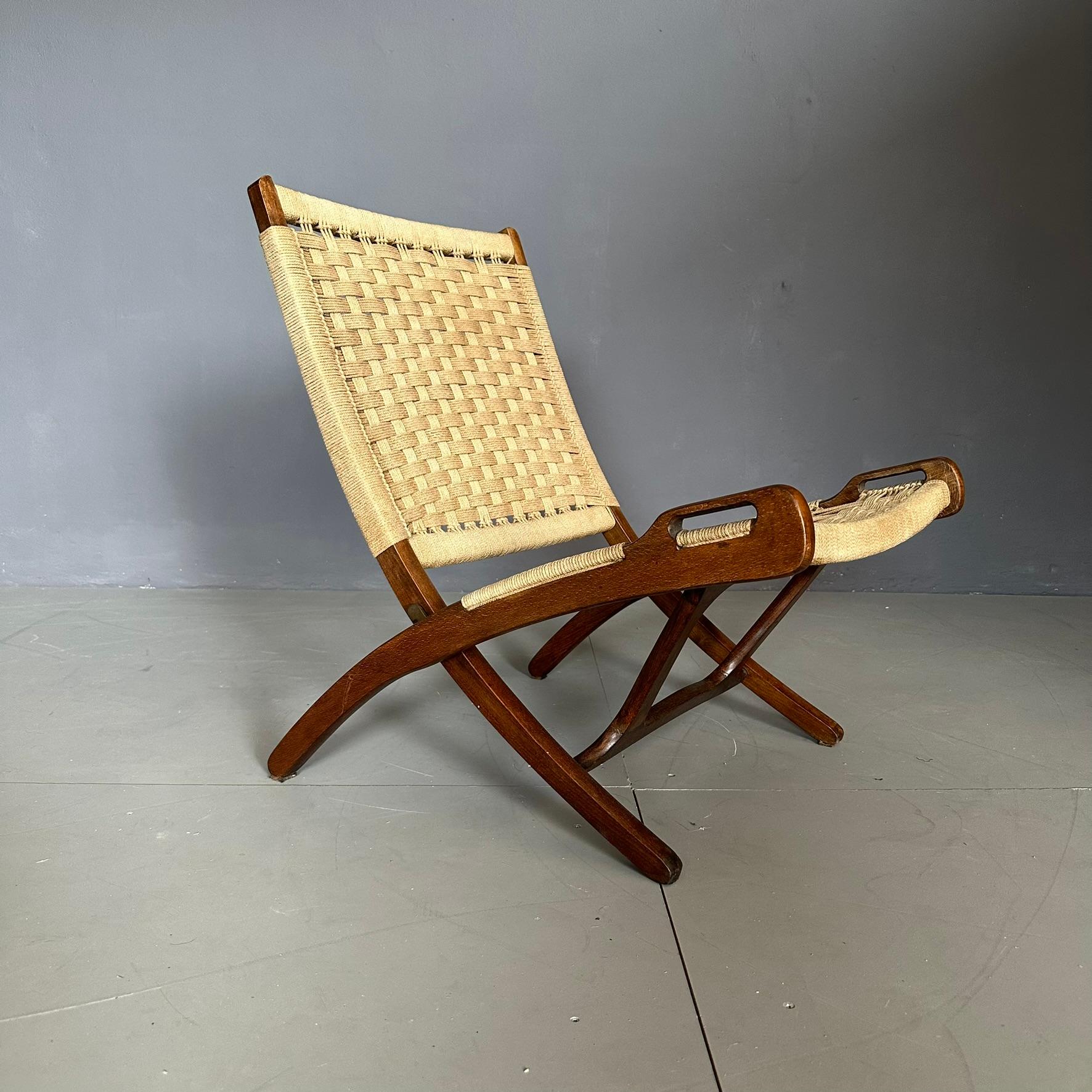 Sessel aus den sechziger Jahren, englische Herstellung.
Der Sessel hat eine Struktur aus Massivholz, mit Sitz und Rückenlehne aus Seil mit Messingknöpfen.
Der Sessel ist klappbar.
Sitztiefe: 48cm
