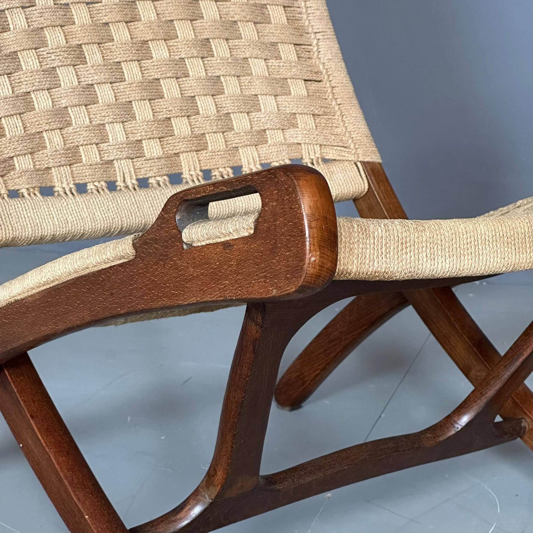 Mid-Century Modern 1960s Armchair, English manufacture, wooden frame with rope seat and backrest For Sale