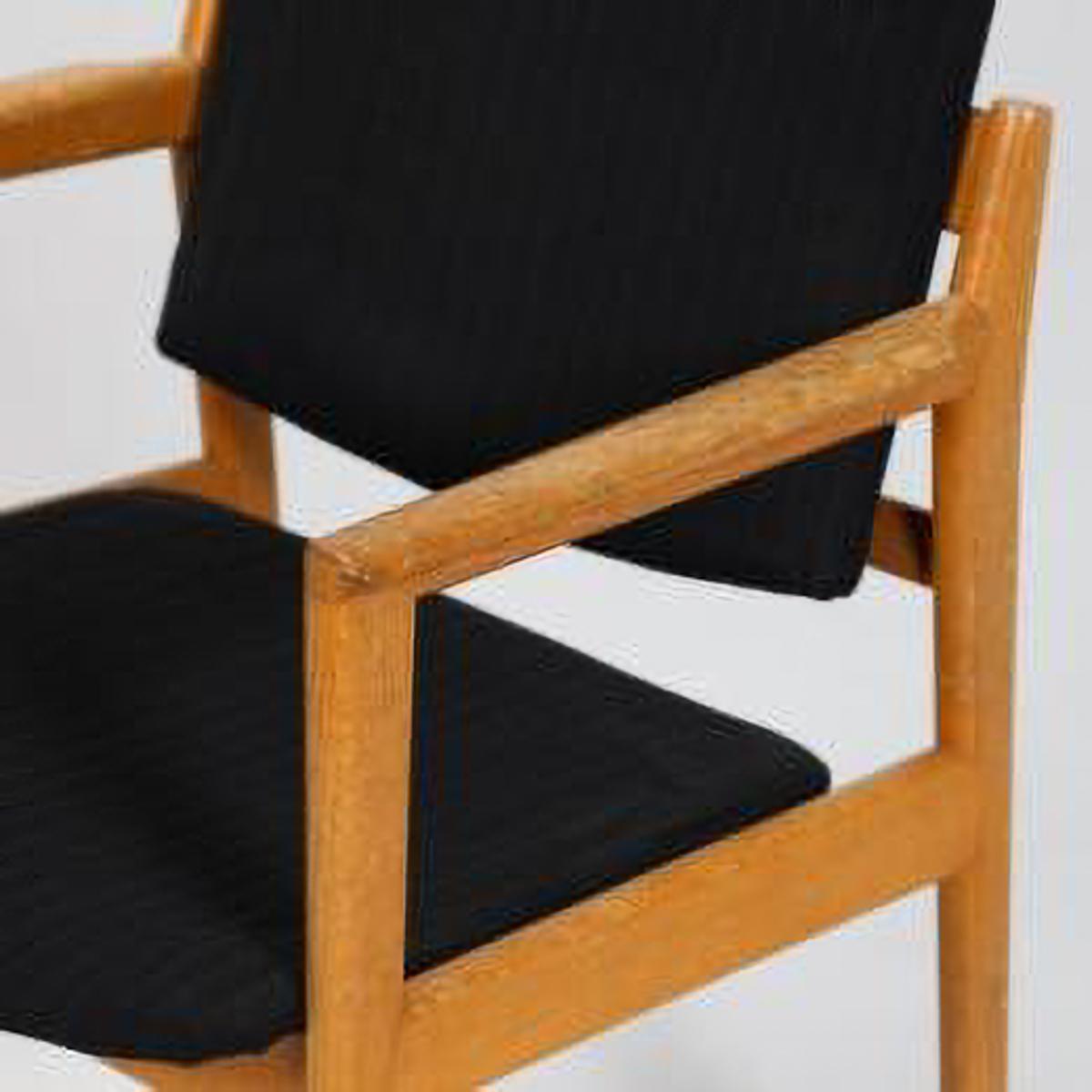 1960s armchairs Mid-Century Modern from Cassina,
It is very confortable and gives style and decoration to any type of environment and room ... sitting room, study bedroom, and hall and other.
The armchair has a black fabric, but you can change it
