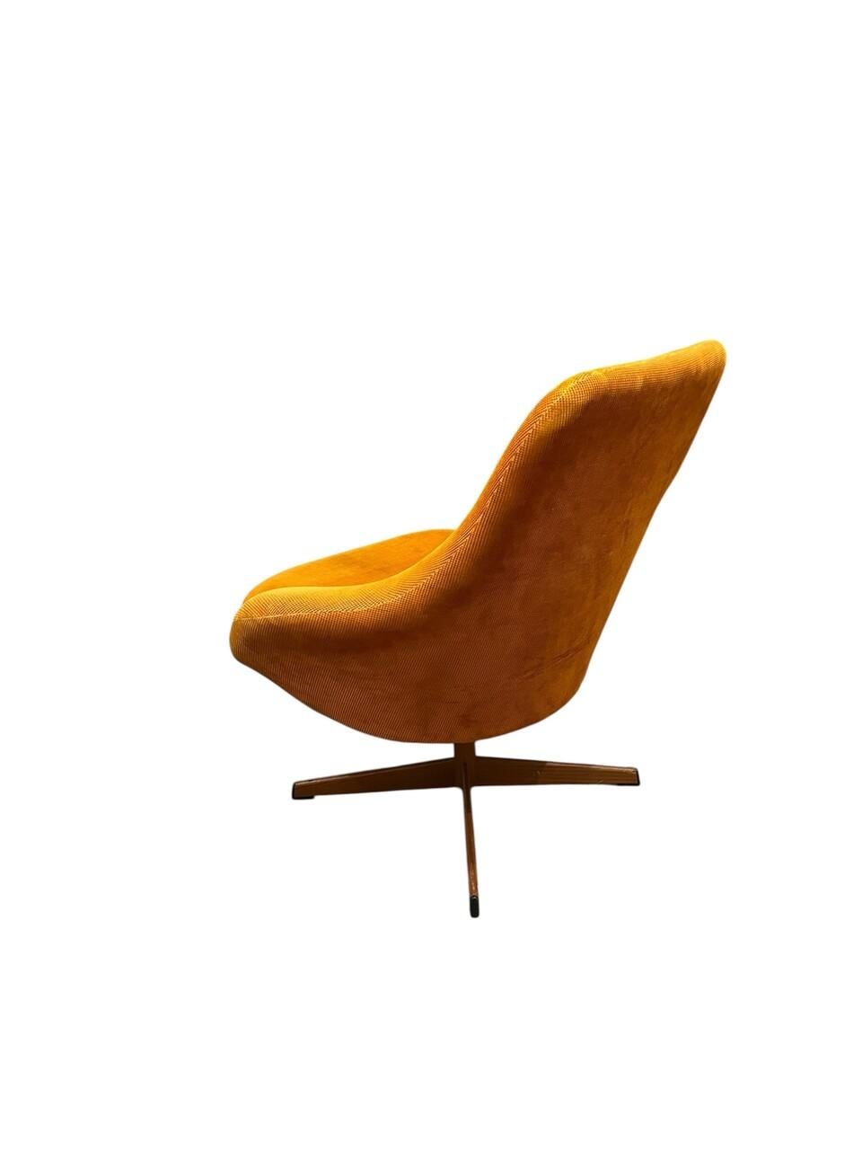 Chaise longue Arne Dahlen des années 1960 pour Dahlens Dalum. Joli salon danois de style moderne, la tapisserie est décolorée et présente des signes d'usure, mais elle est d'origine. Pas d'animaux domestiques ni de fumeurs.