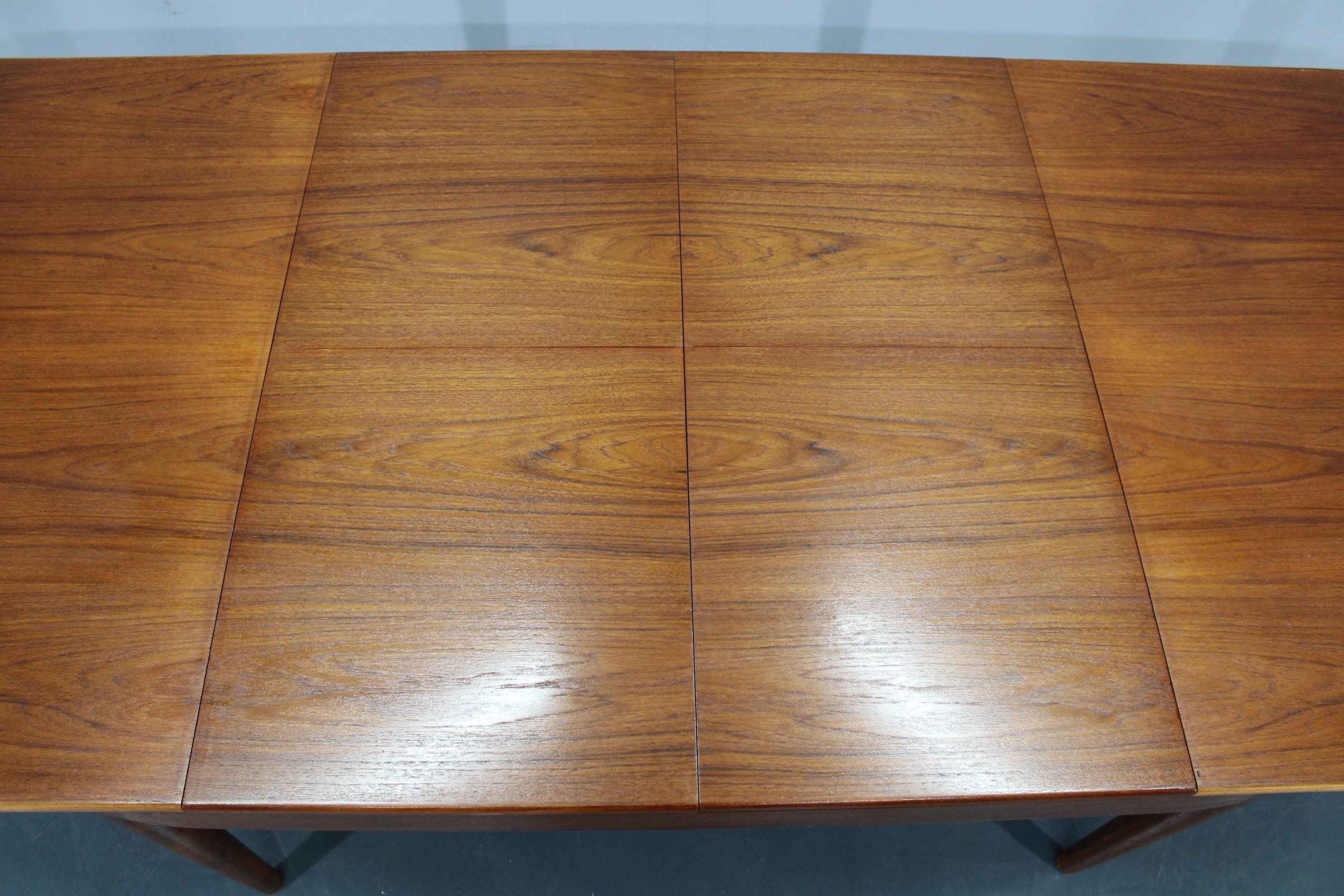 Tavolo da pranzo allungabile in teak restaurato di grandi dimensioni di Arne Hovmand-Olsen del 1960, Danimarca in vendita 3
