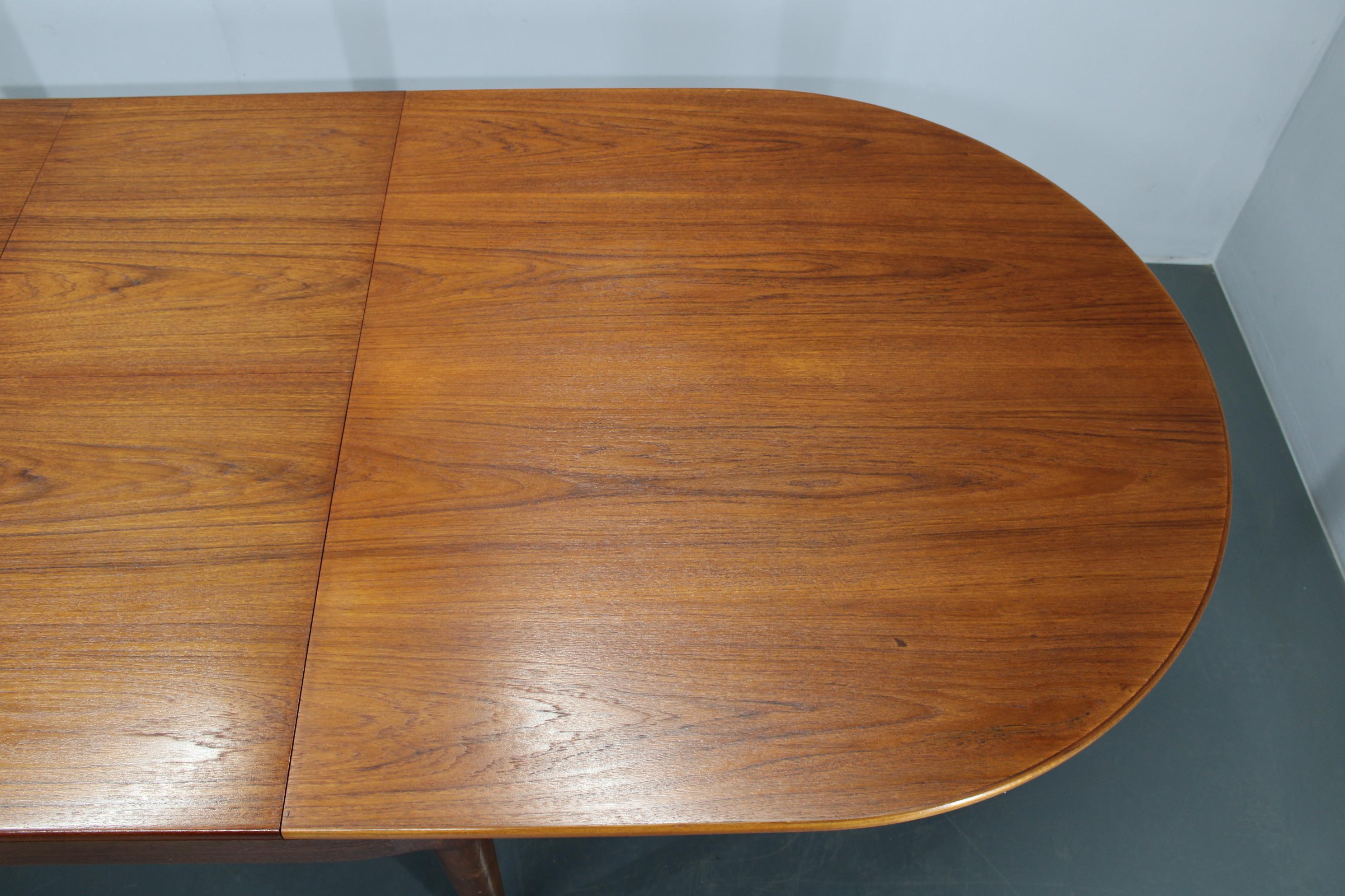Tavolo da pranzo allungabile in teak restaurato di grandi dimensioni di Arne Hovmand-Olsen del 1960, Danimarca in vendita 4