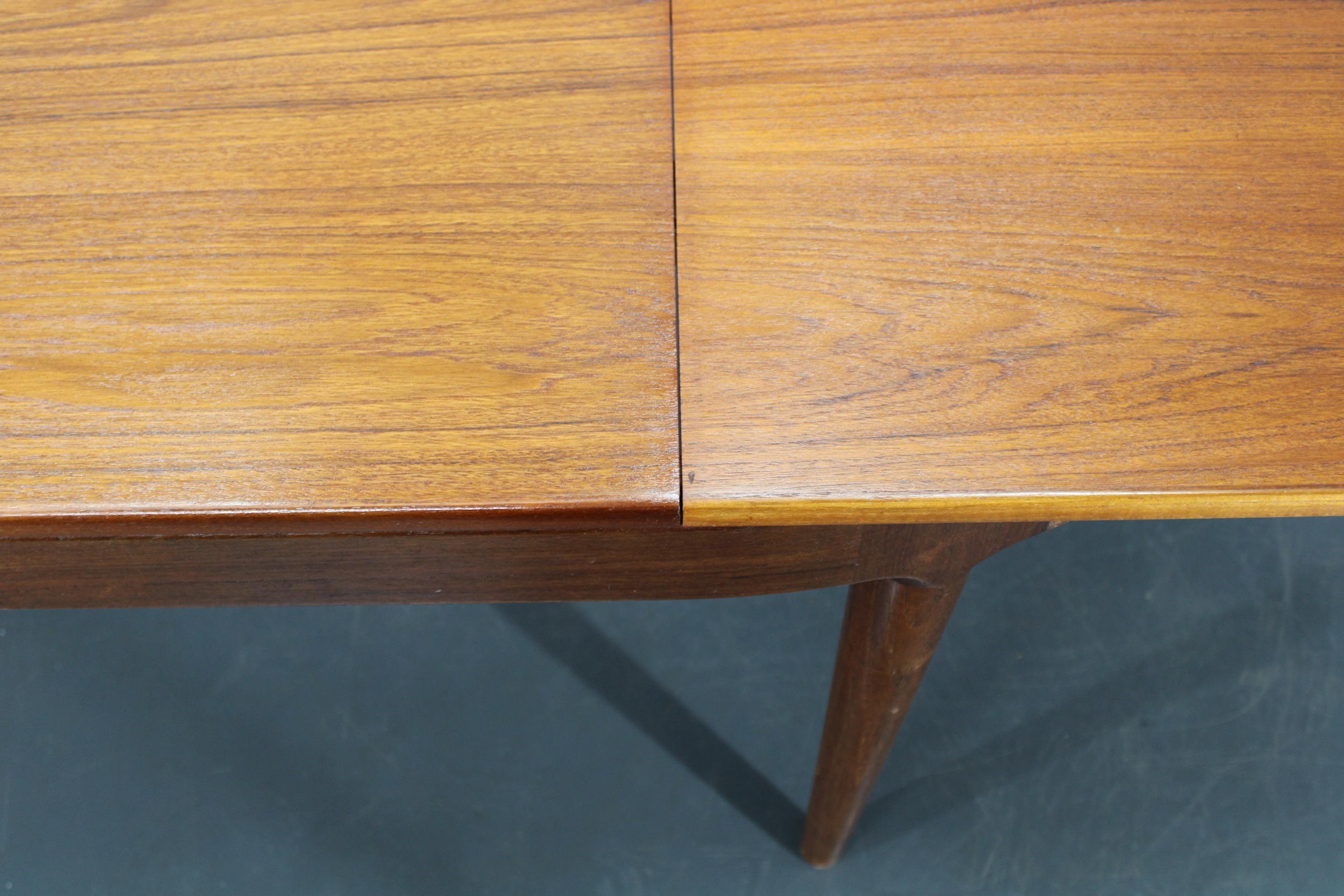 Tavolo da pranzo allungabile in teak restaurato di grandi dimensioni di Arne Hovmand-Olsen del 1960, Danimarca in vendita 5