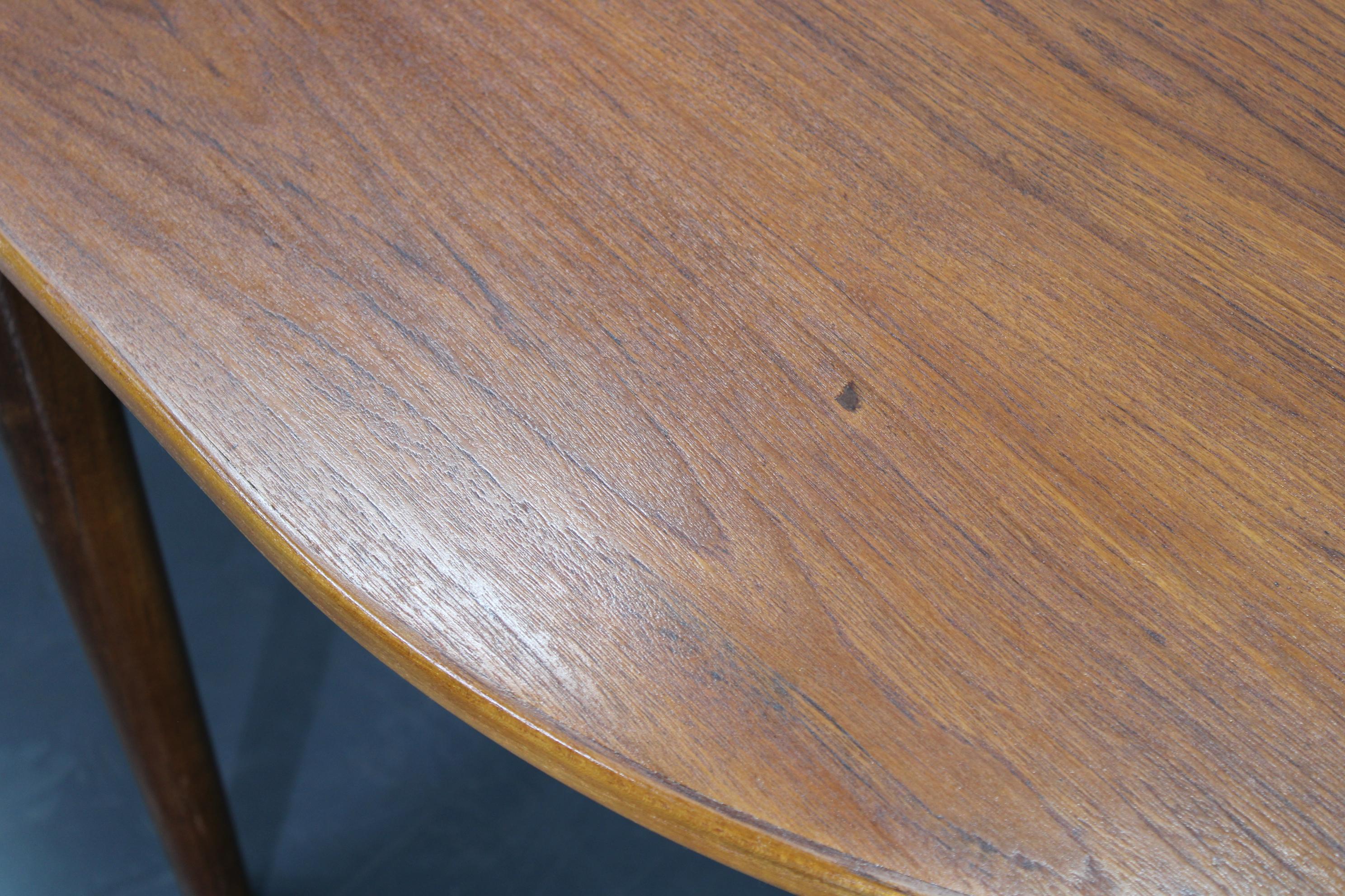 Tavolo da pranzo allungabile in teak restaurato di grandi dimensioni di Arne Hovmand-Olsen del 1960, Danimarca in vendita 6