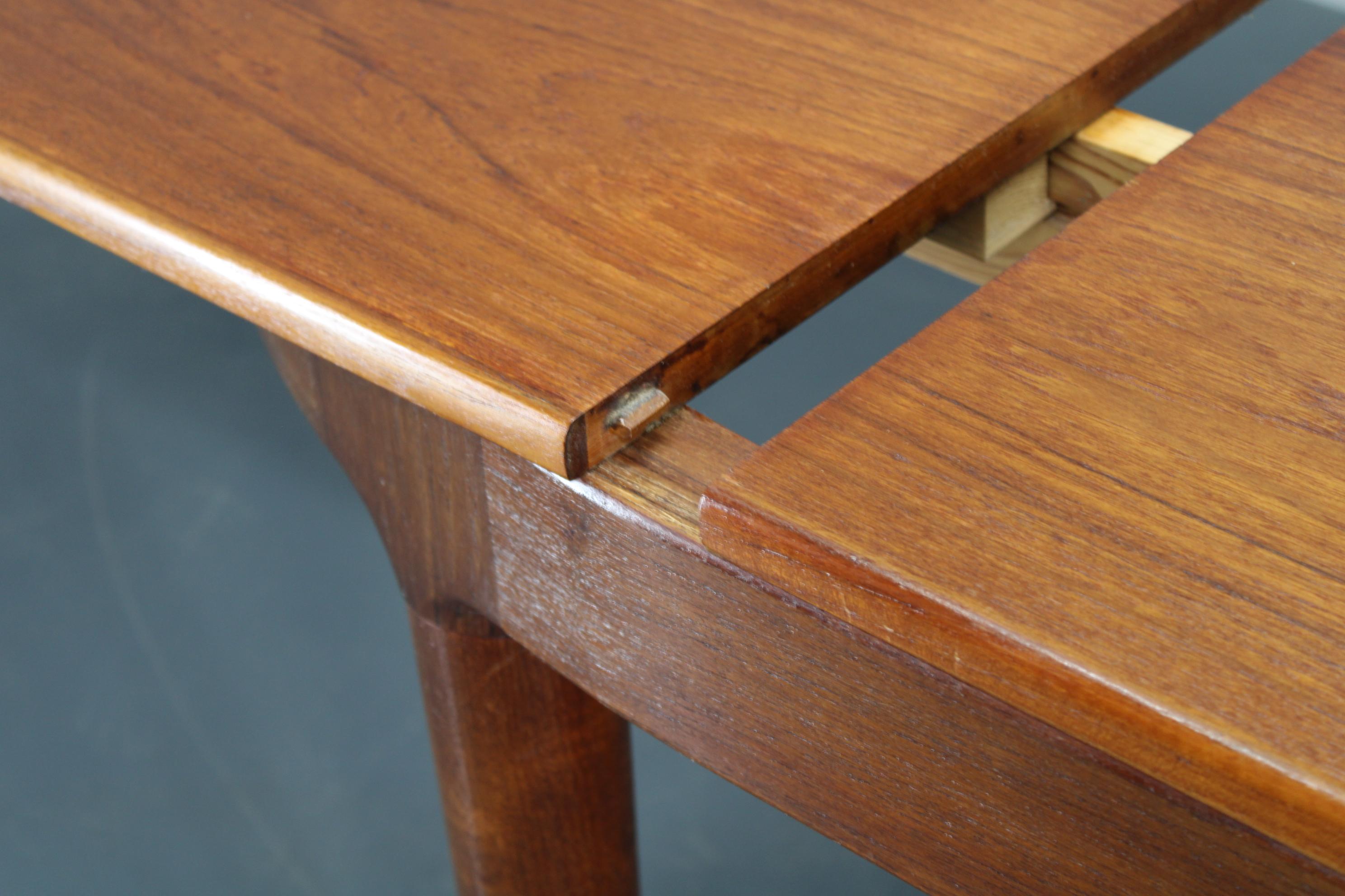 Tavolo da pranzo allungabile in teak restaurato di grandi dimensioni di Arne Hovmand-Olsen del 1960, Danimarca in vendita 10