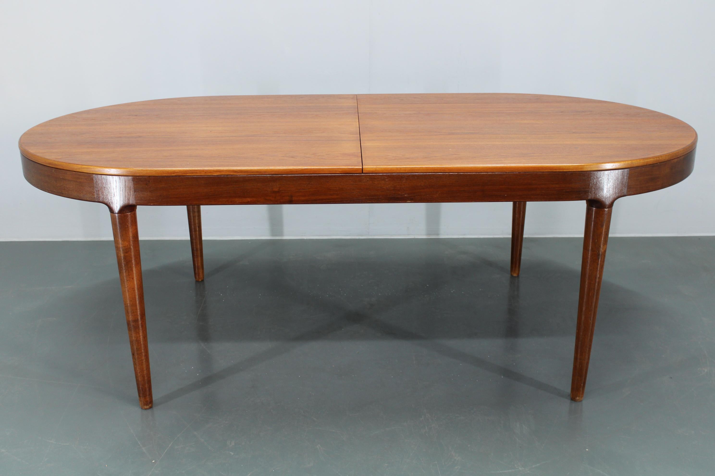 Mid-Century moderno Tavolo da pranzo allungabile in teak restaurato di grandi dimensioni di Arne Hovmand-Olsen del 1960, Danimarca in vendita