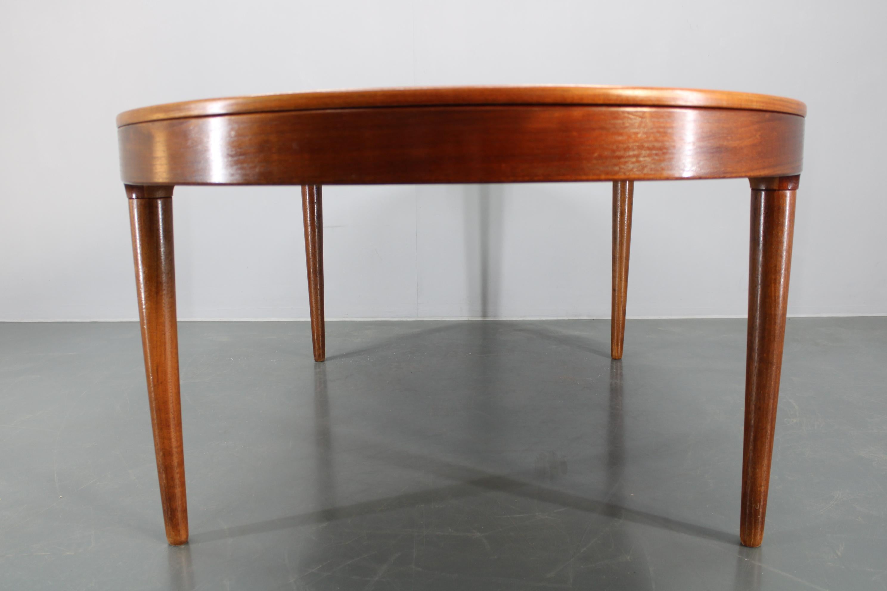 Danese Tavolo da pranzo allungabile in teak restaurato di grandi dimensioni di Arne Hovmand-Olsen del 1960, Danimarca in vendita