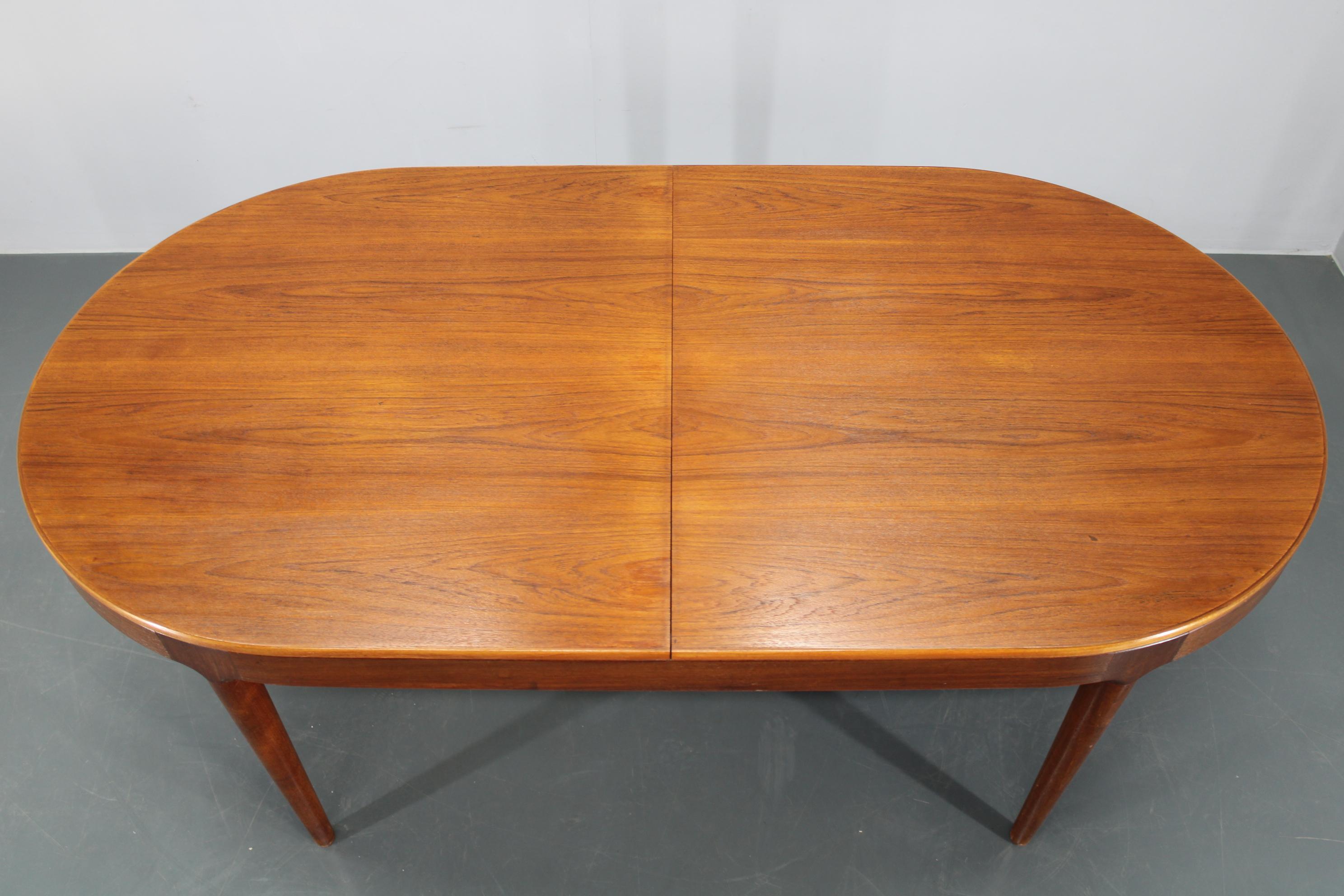 XX secolo Tavolo da pranzo allungabile in teak restaurato di grandi dimensioni di Arne Hovmand-Olsen del 1960, Danimarca in vendita