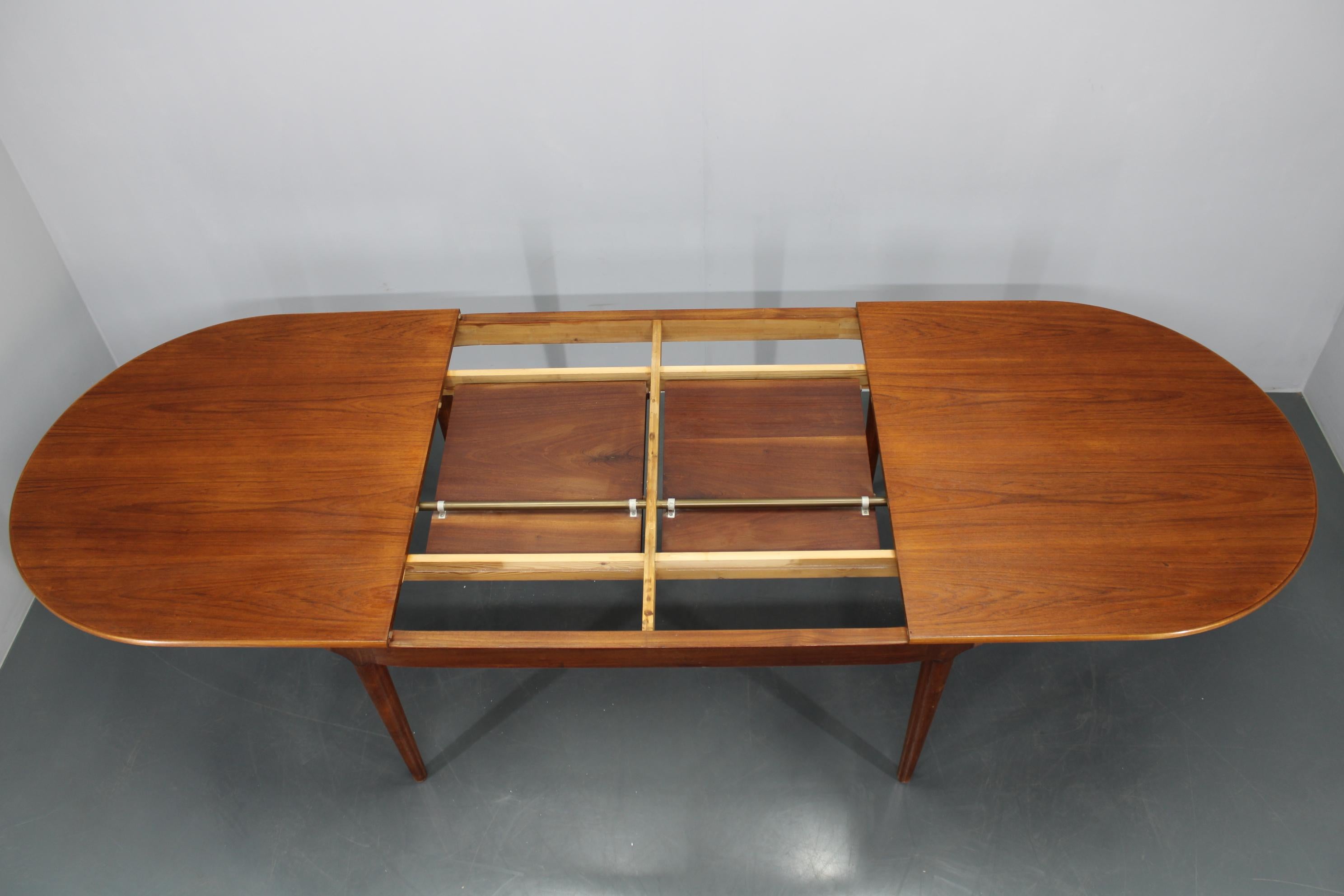 Legno Tavolo da pranzo allungabile in teak restaurato di grandi dimensioni di Arne Hovmand-Olsen del 1960, Danimarca in vendita