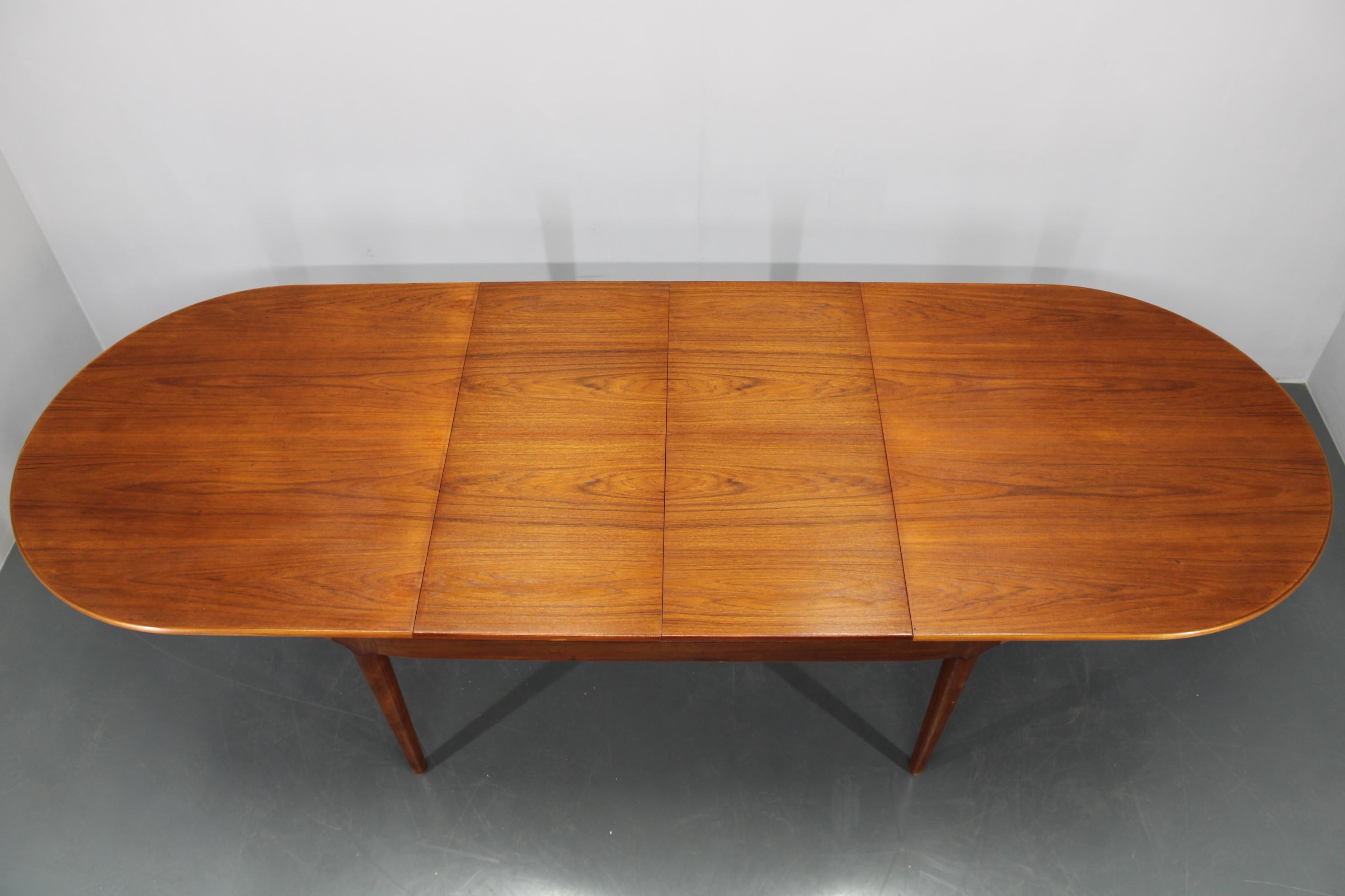 Tavolo da pranzo allungabile in teak restaurato di grandi dimensioni di Arne Hovmand-Olsen del 1960, Danimarca in vendita 1