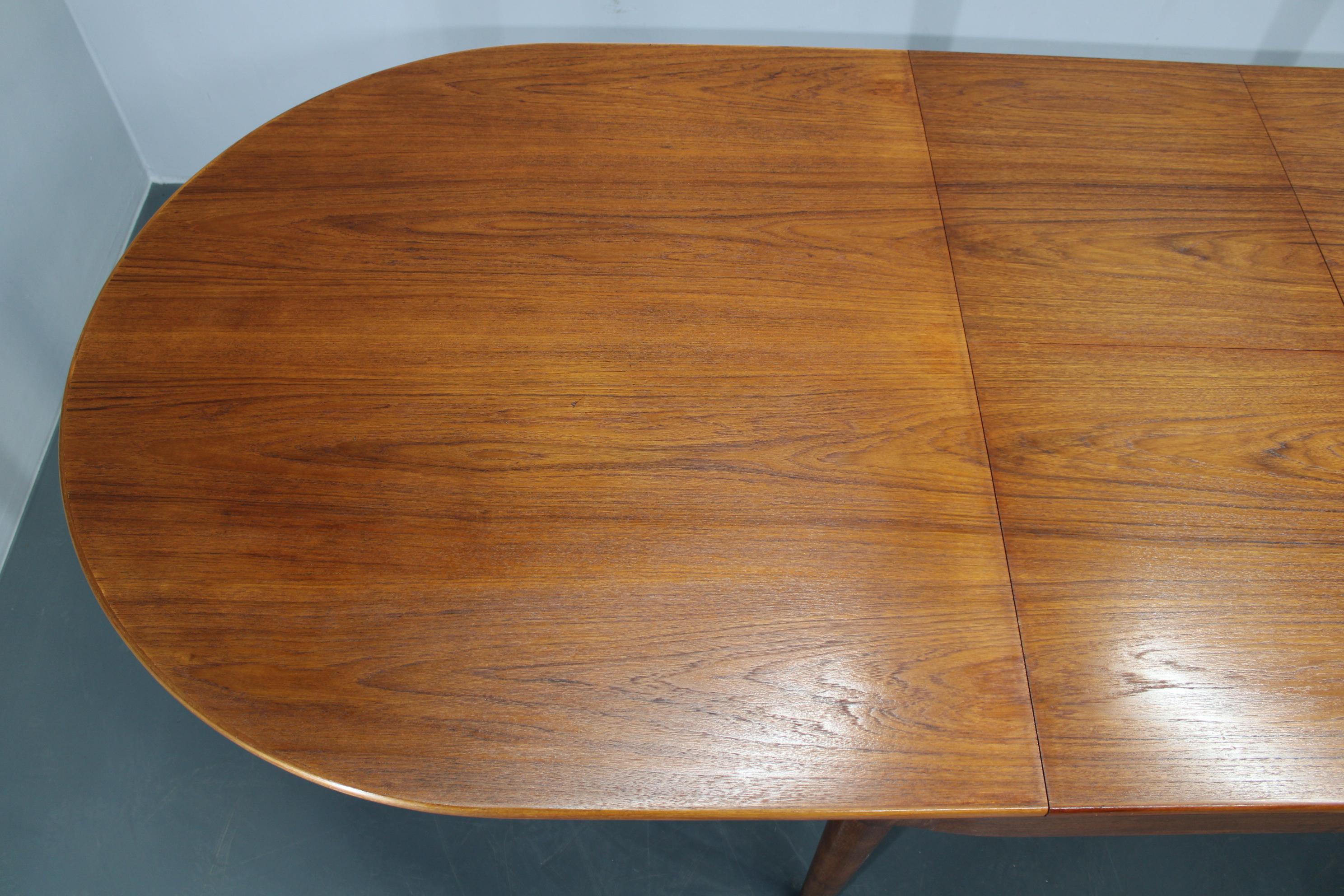 Tavolo da pranzo allungabile in teak restaurato di grandi dimensioni di Arne Hovmand-Olsen del 1960, Danimarca in vendita 2