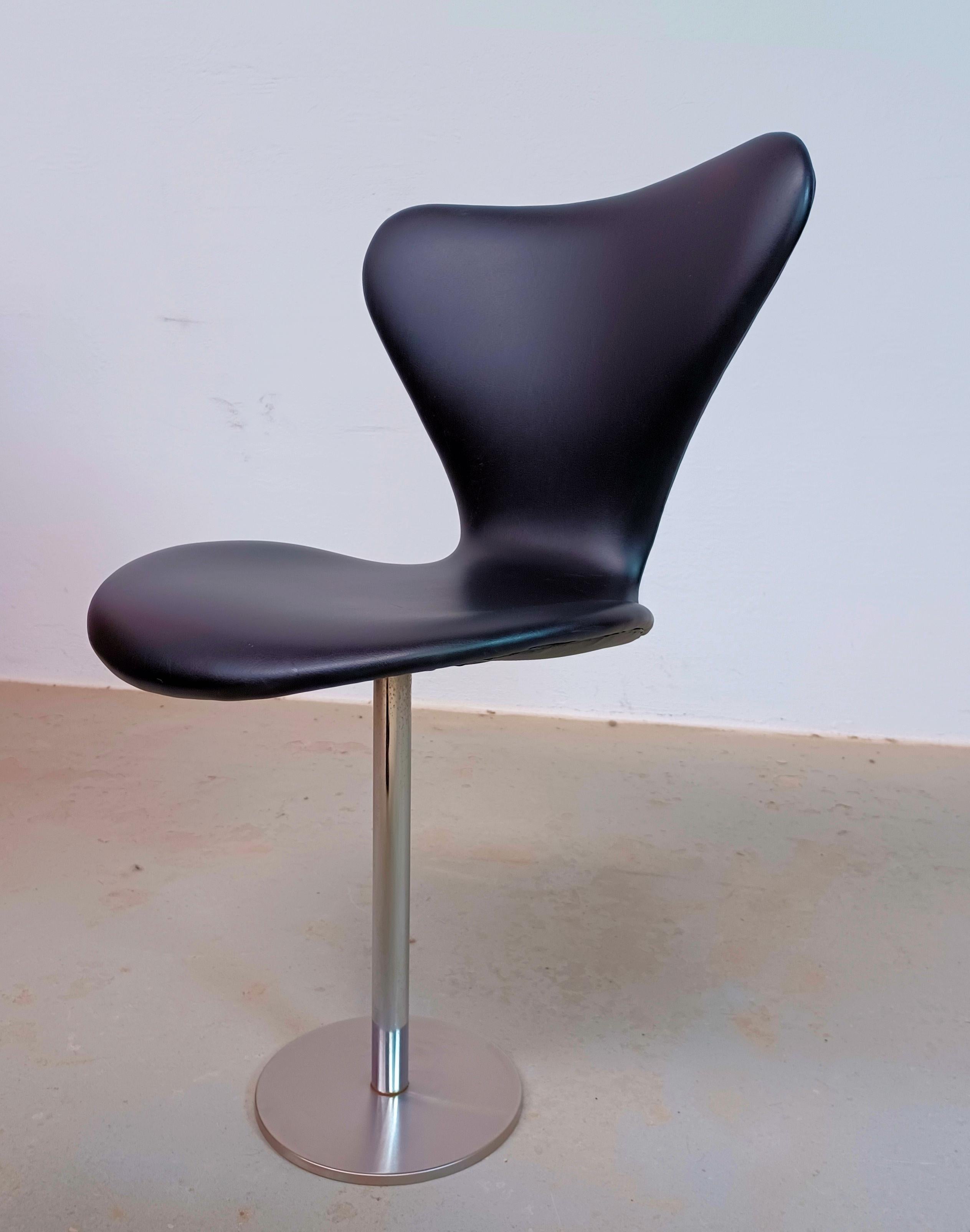 Rara versión para auditorio de la silla Iconic modelo 3107 / mariposa de la serie 7 diseñada por Arne Jacobsen y fabricada por Fritz Hansen, Dinamarca, en la década de 1960. 

Los asientos de las sillas están montados sobre el armazón original del