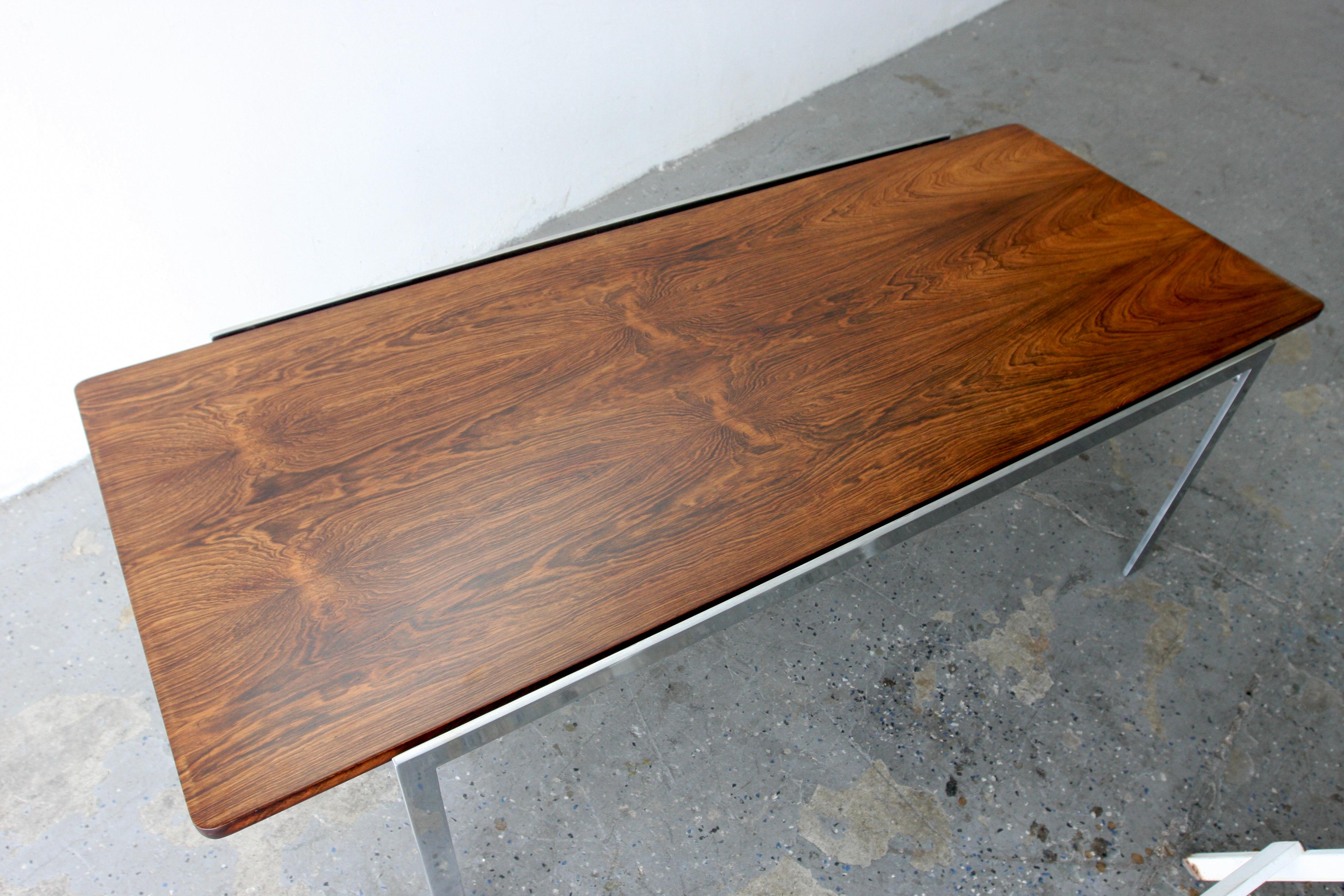 Conçue par Arne Jacobsen, la table basse 3051 n'aurait été produite par Fritz Hansen que pendant 5 à 7 ans, de 1956 à 1963 environ. Exemple fantastique de l'approche minimaliste de Jacobsen, la table basse combine le bois de rose et l'acier poli