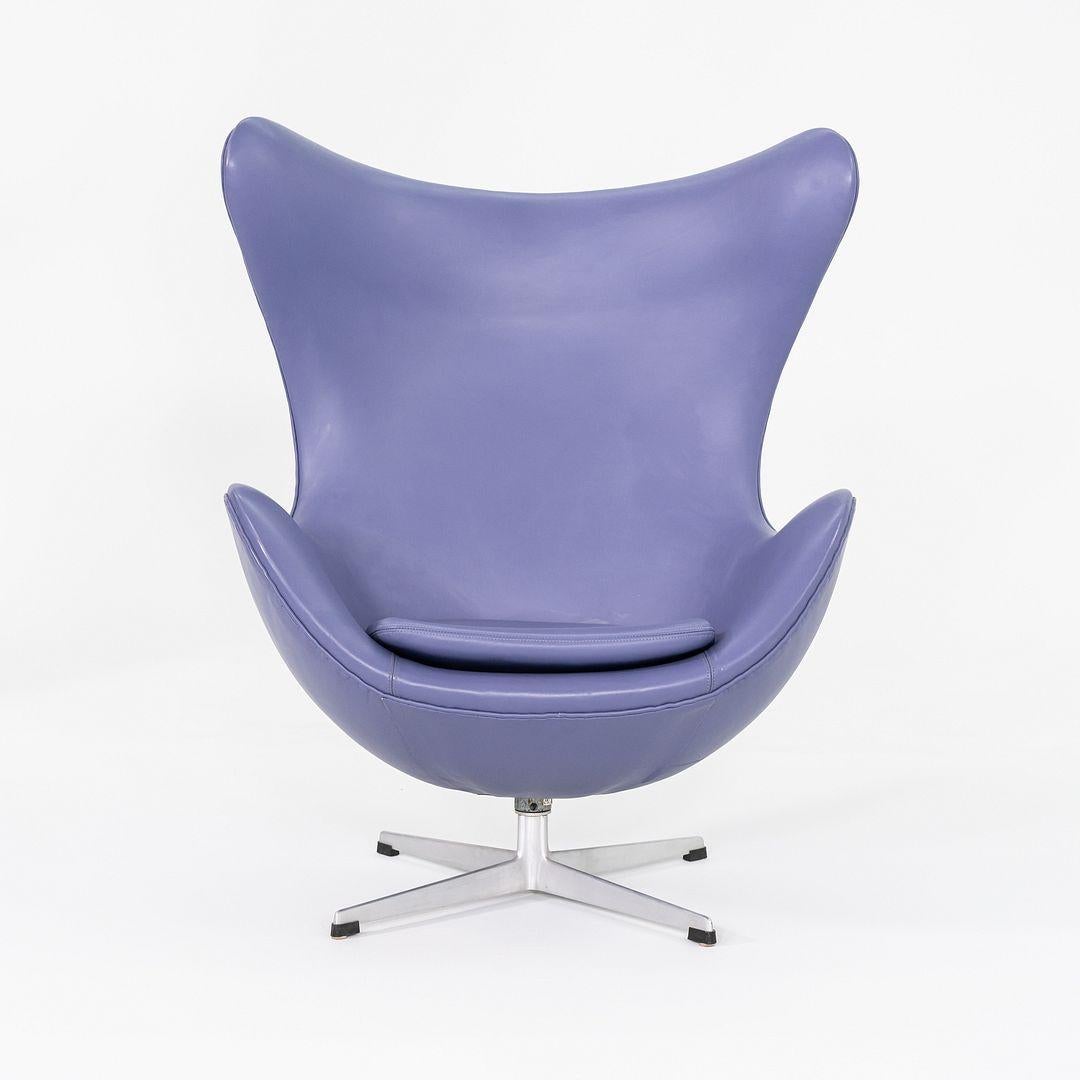 Se trata de una Silla Egg Lounge, modelo 3316, diseñada originalmente por Arne Jacobsen para Fritz Hansen. Jacobsen diseñó la silla en 1958, perfeccionando la forma experimentando con alambre y yeso en su garaje. Esta pieza ha sido retapizada en los