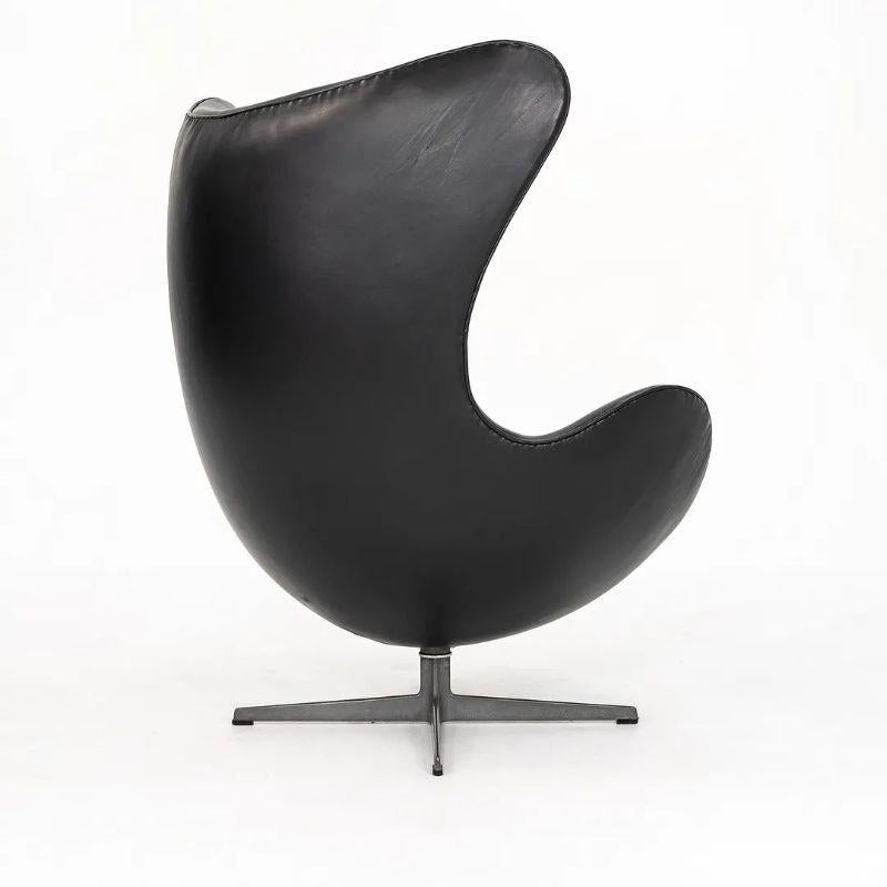 Il s'agit d'une chaise longue originale Arne Jacobsen pour Fritz Hansen 'Egg', modèle 3316. Jacobsen a conçu la chaise en 1958, perfectionnant la forme en expérimentant avec du fil de fer et du plâtre dans son garage. Cette pièce spéciale a été