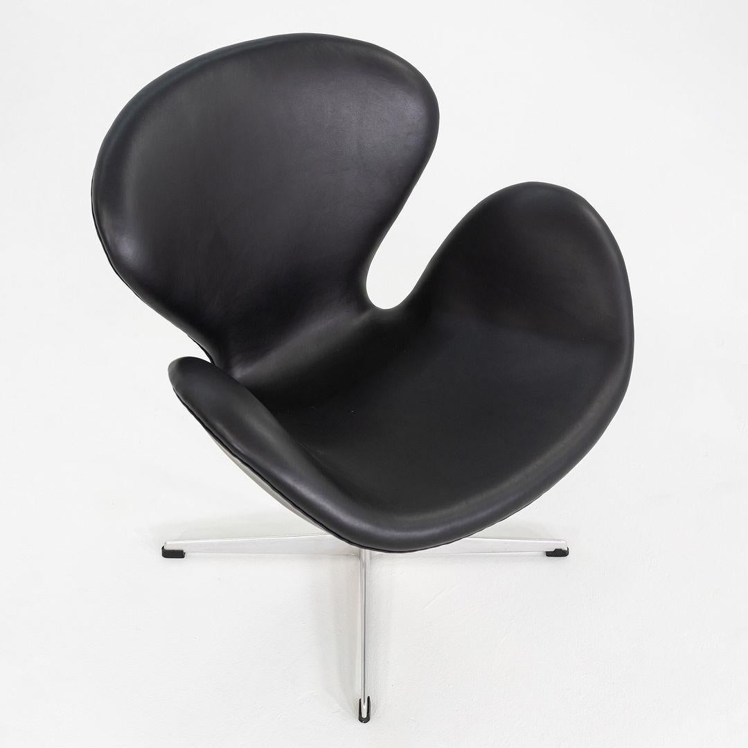 Sedia a cigno degli anni '60 di Arne Jacobsen per Fritz Hansen in pelle nera 4x Disponibile in vendita 3