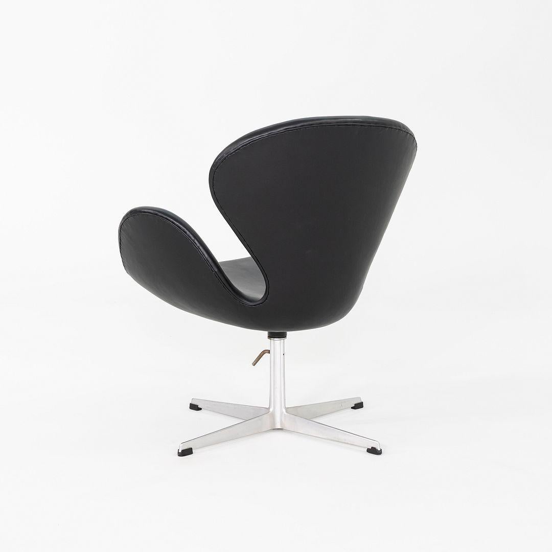 Sedia a cigno degli anni '60 di Arne Jacobsen per Fritz Hansen in pelle nera 4x Disponibile in vendita 4