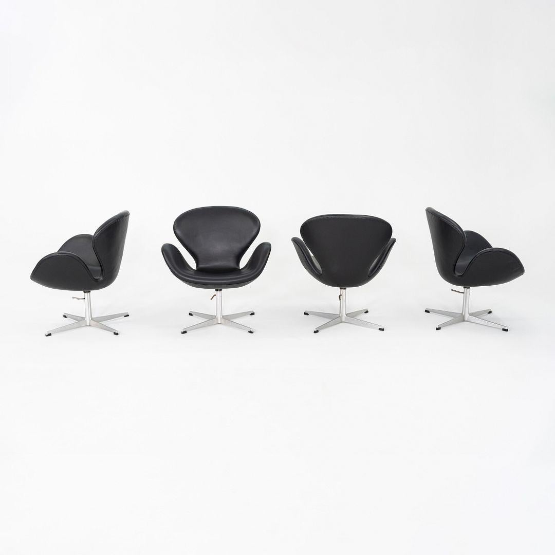 Si tratta delle sedie Swan, modello 3320, disegnate inizialmente da Arne Jacobsen per Fritz Hansen nel 1958. Gli esemplari di questo set risalgono agli anni '60 e sono stati prodotti in Danimarca. Nota bene: il prezzo indicato comprende una sedia