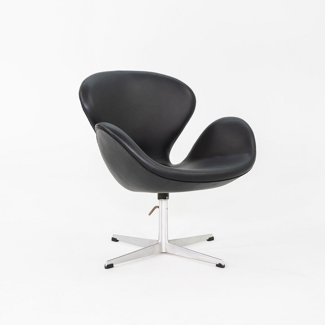Moderno Sedia a cigno degli anni '60 di Arne Jacobsen per Fritz Hansen in pelle nera 4x Disponibile in vendita